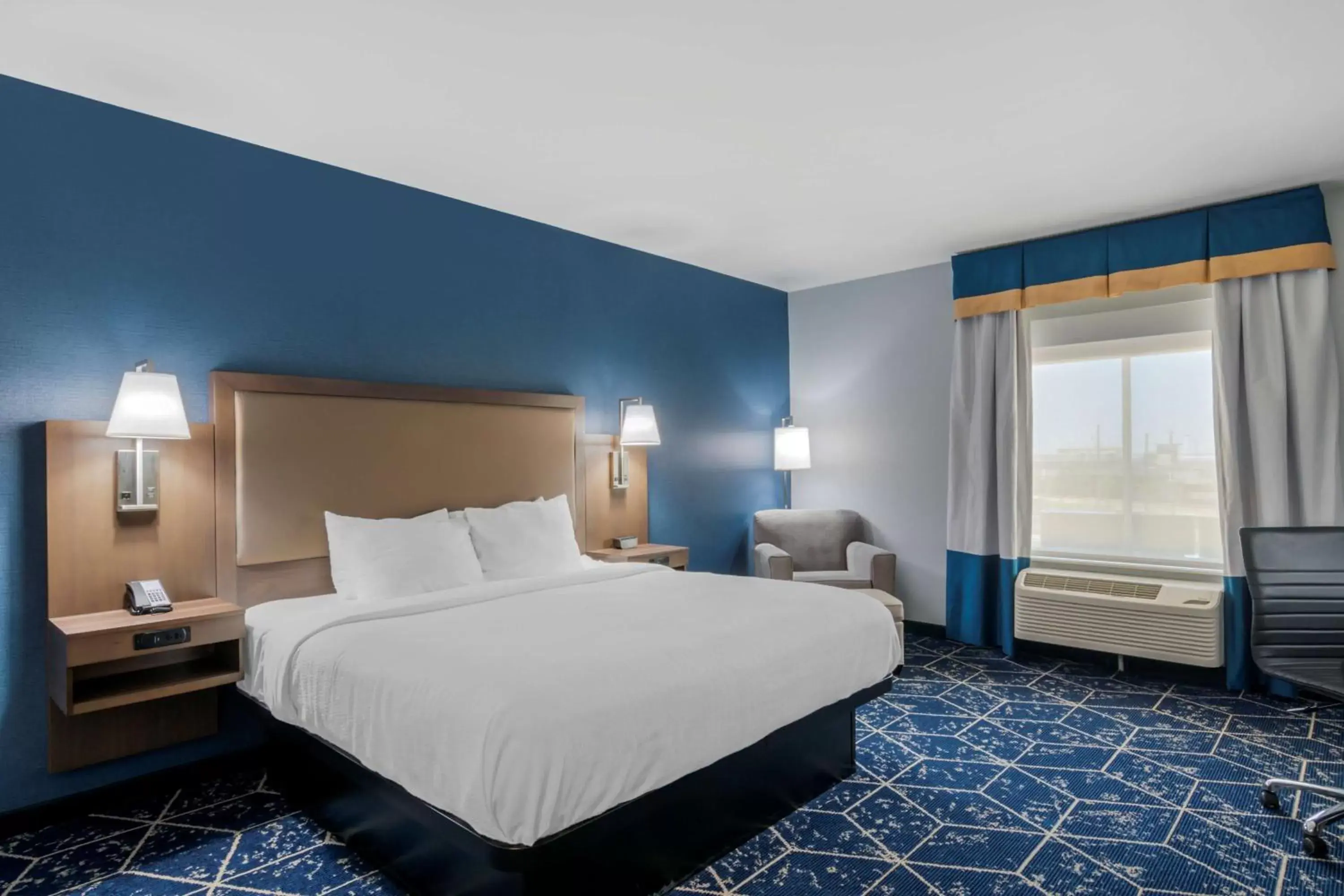 Bed in Best Western Plus St. Louis Airport Hotel
