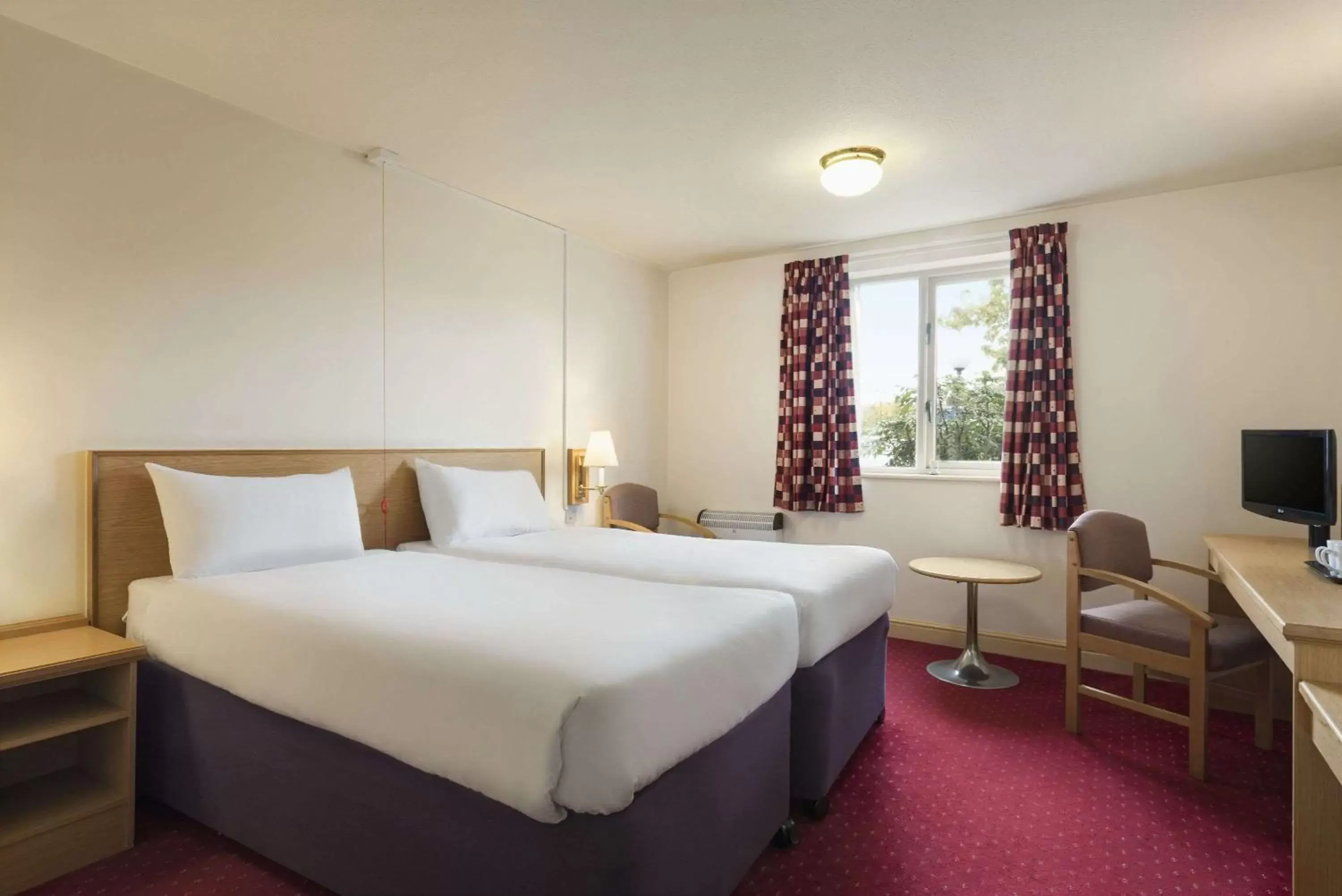 Photo of the whole room, Bed in Days Inn Tewkesbury