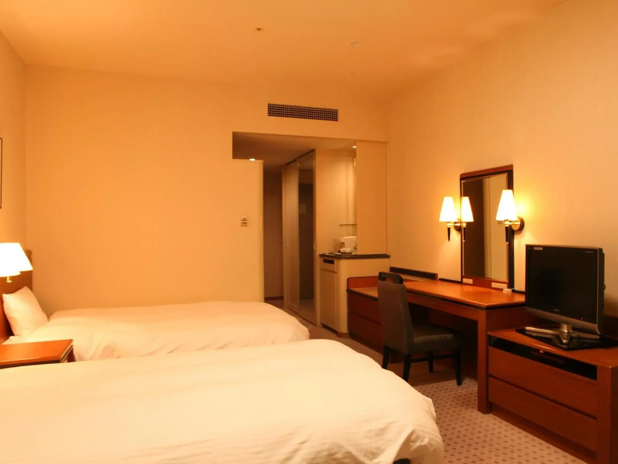 Photo of the whole room, Bed in Star Gate Hotel Kansai Airport