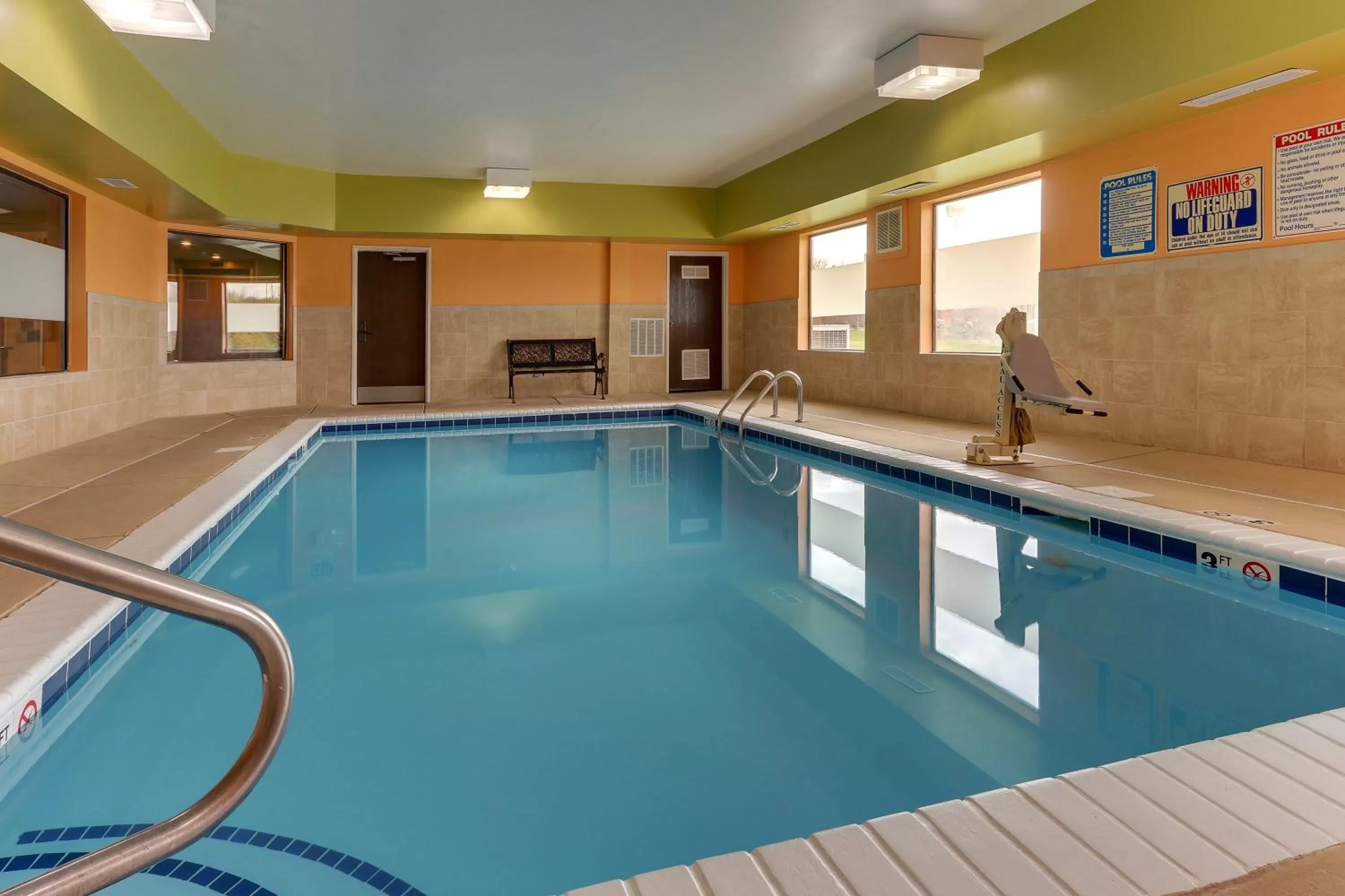 Swimming pool in Red Roof Inn Springfield, OH