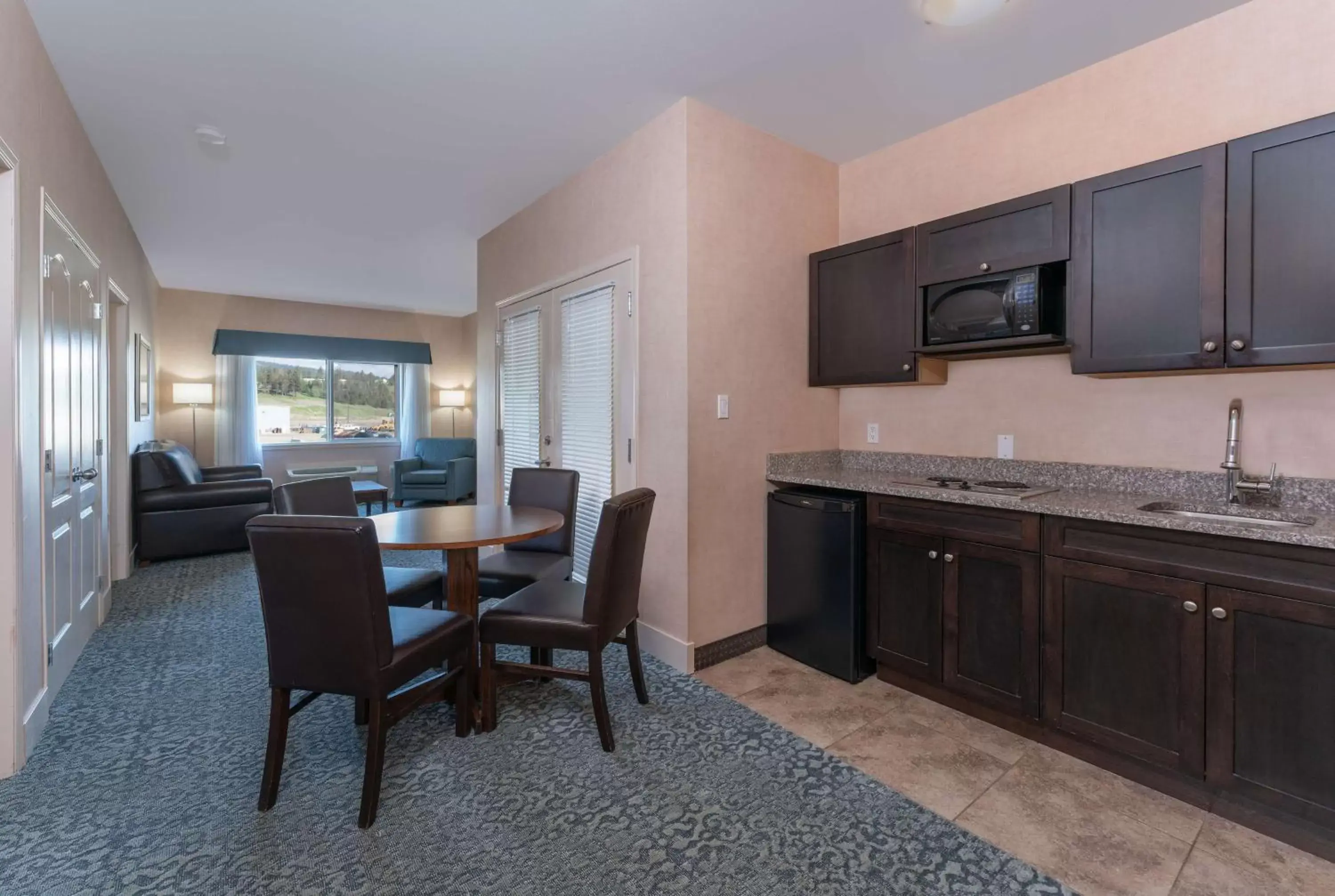 Kitchen or kitchenette, Kitchen/Kitchenette in Best Western Cranbrook Hotel