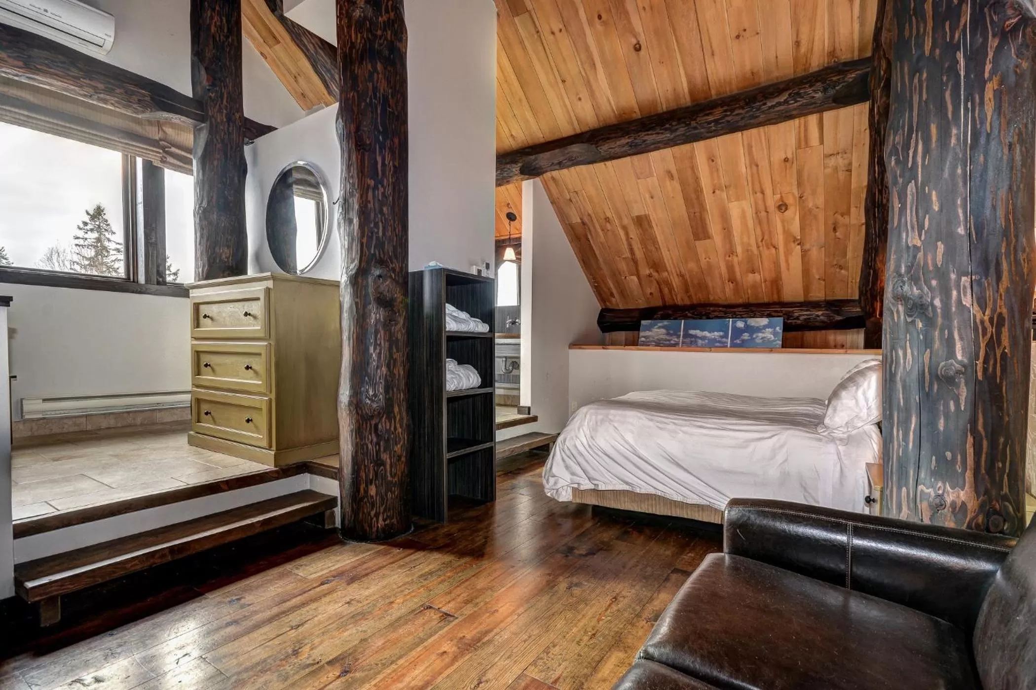 Bed in Les Condos Du Lac Taureau- Rooms & Condos