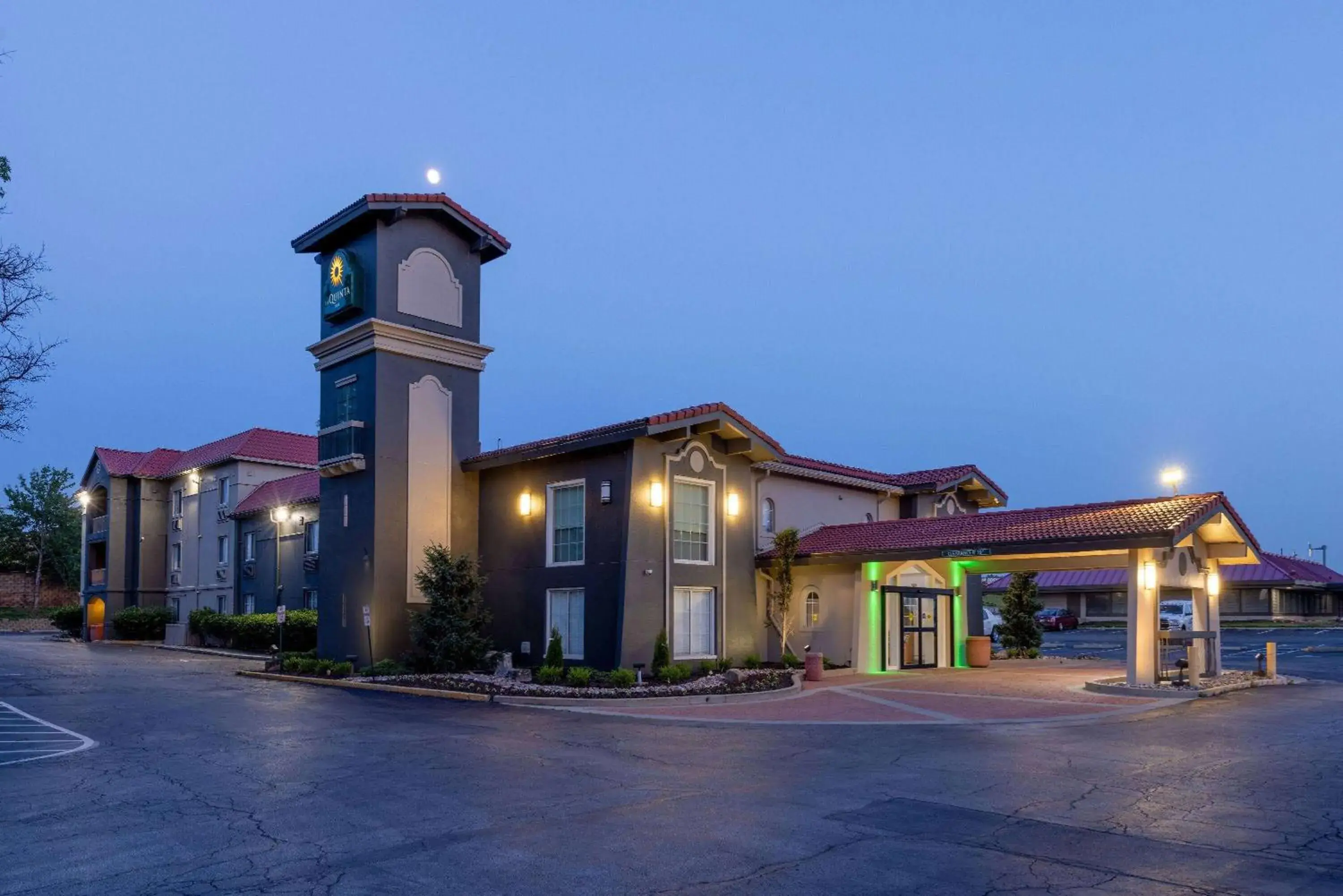 Property Building in La Quinta Inn & Suites by Wyndham Kansas City Lenexa