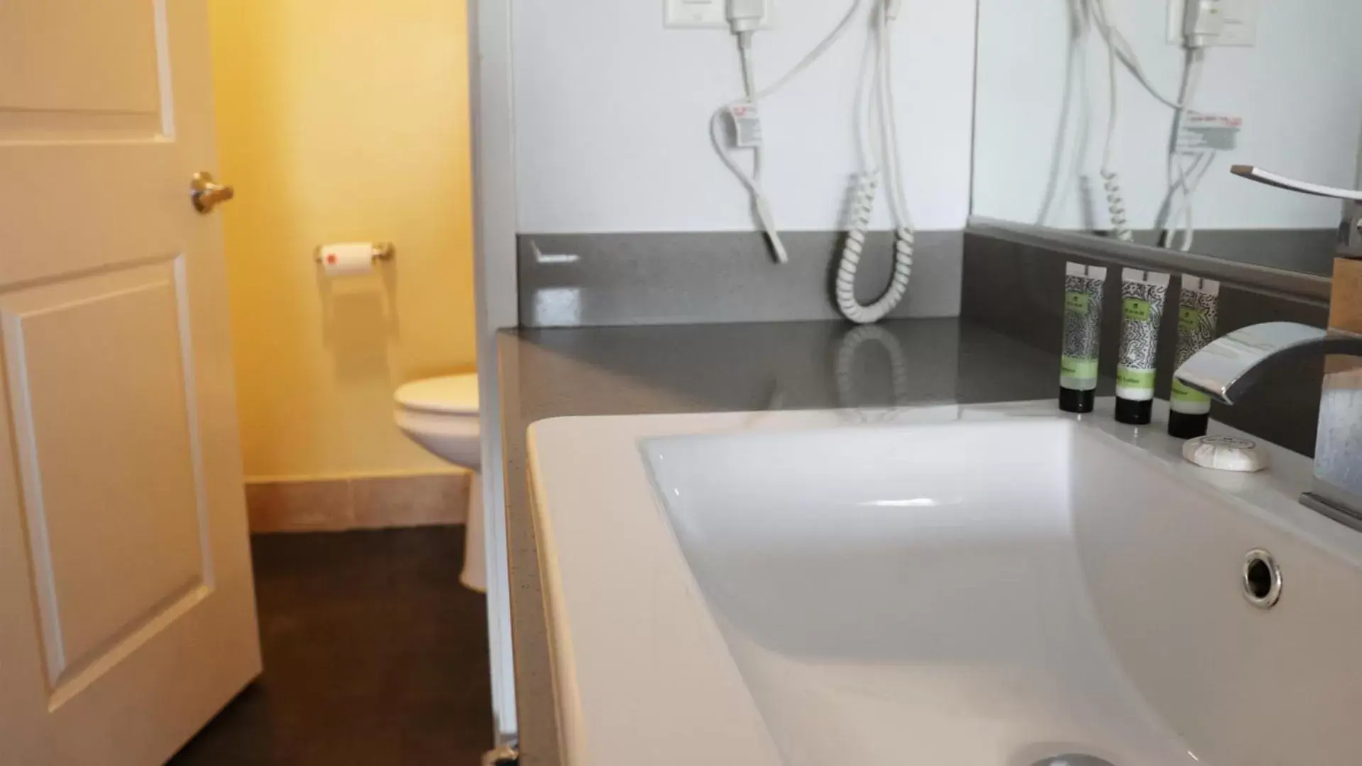 Bathroom in Hometel Suites Hotel