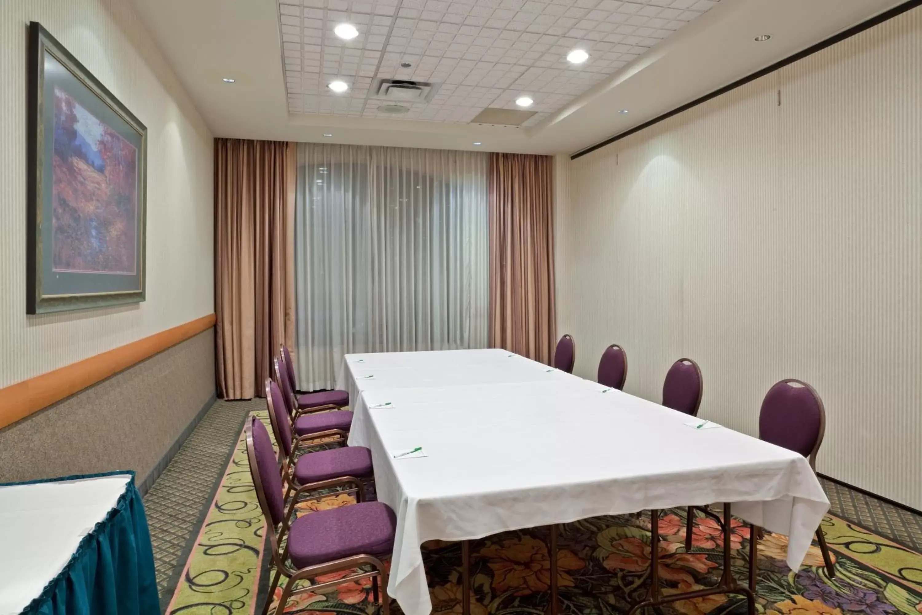 Meeting/conference room in Holiday Inn & Suites North Vancouver, an IHG Hotel