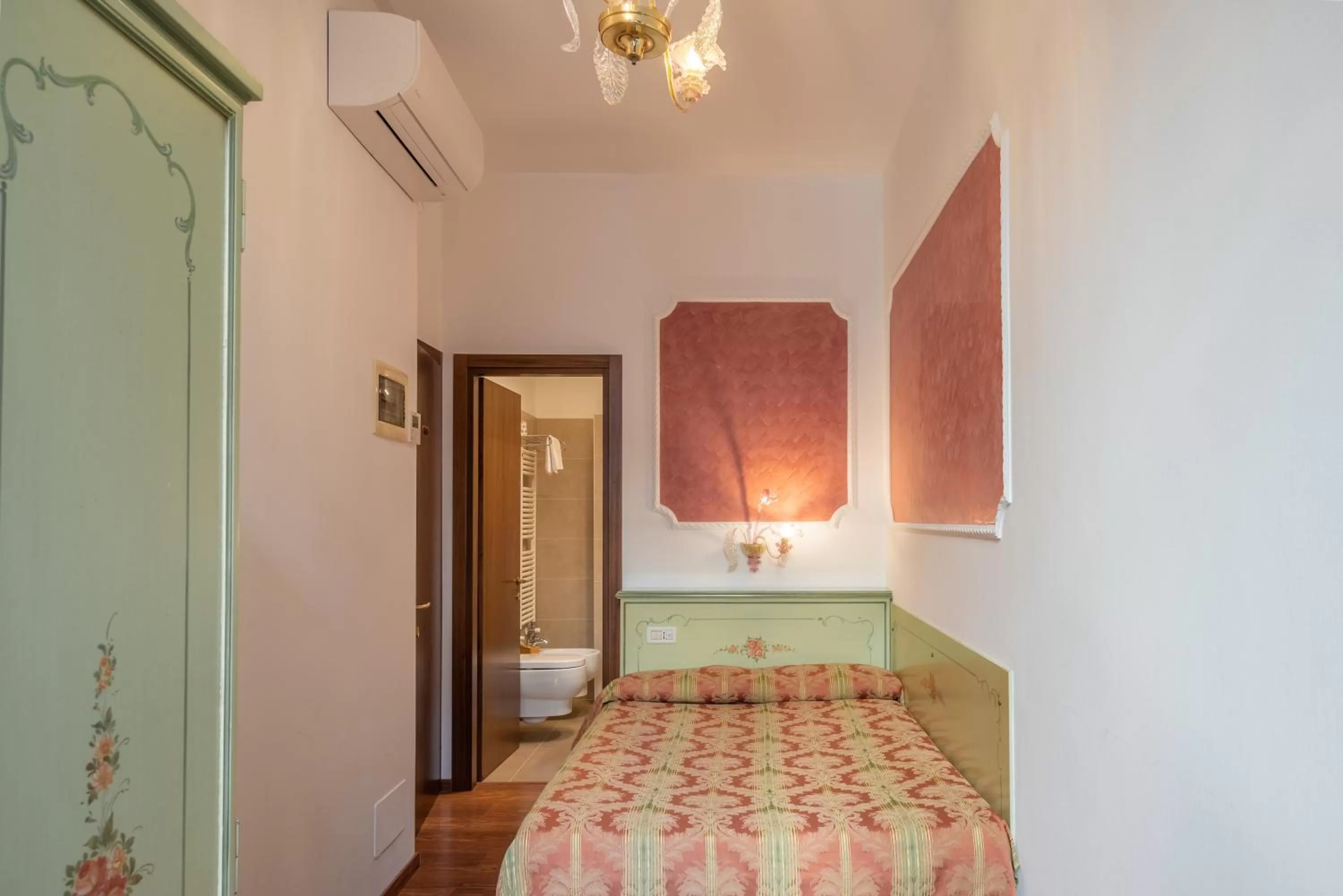 Bedroom, Bed in Hotel al Sotoportego