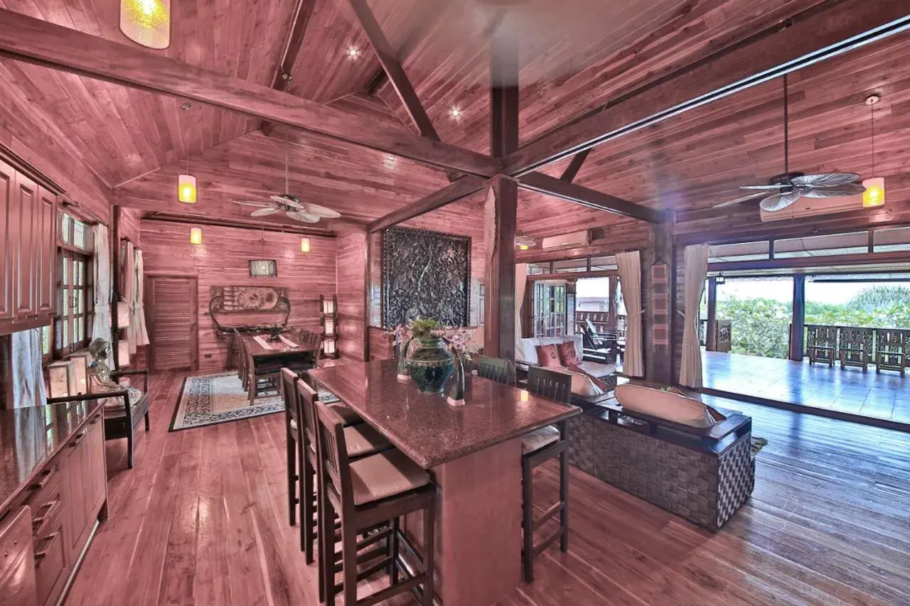 Living room, Lounge/Bar in Paradise Island Estate