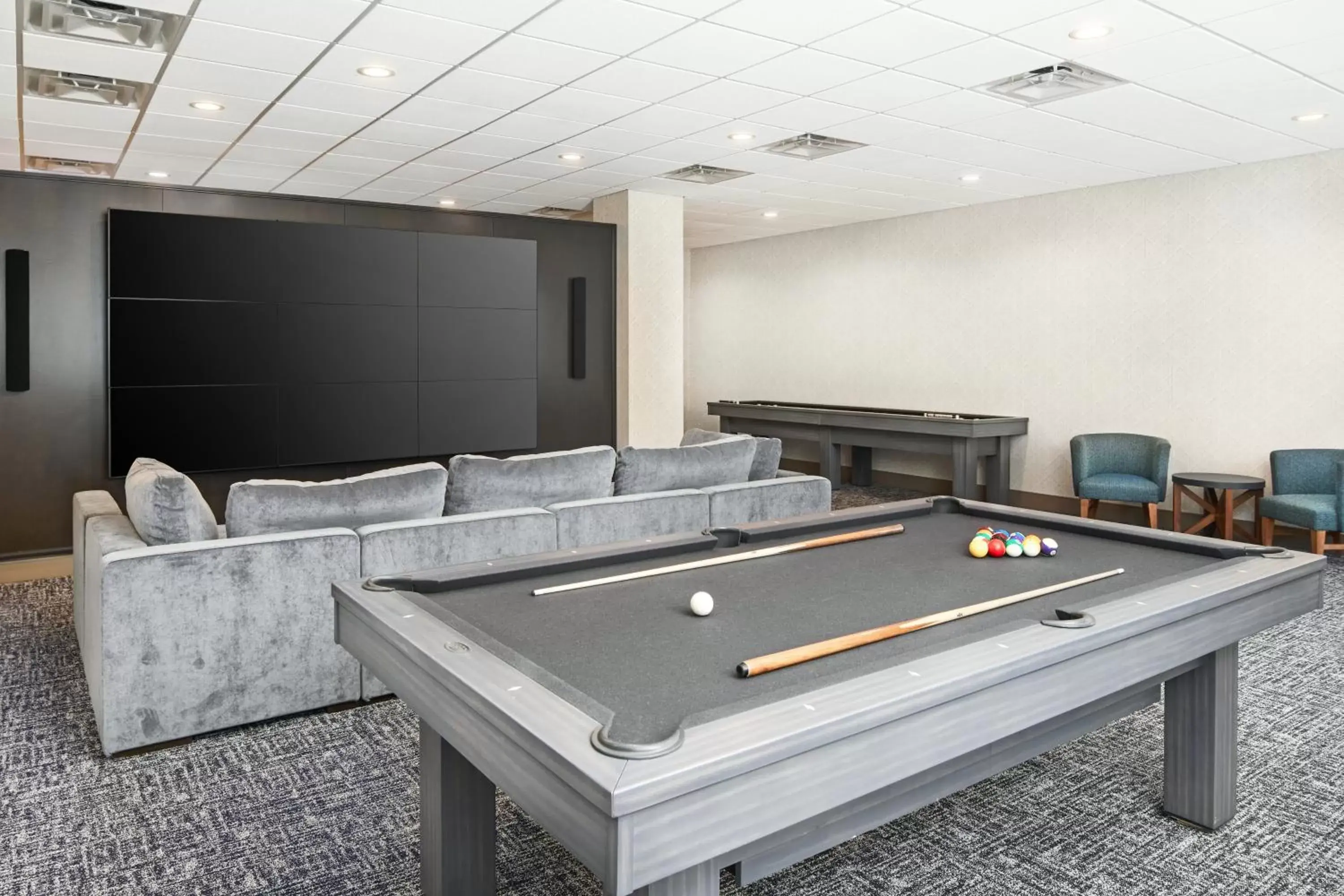 Lobby or reception, Billiards in Holiday Inn Express Richmond - Midtown, an IHG Hotel