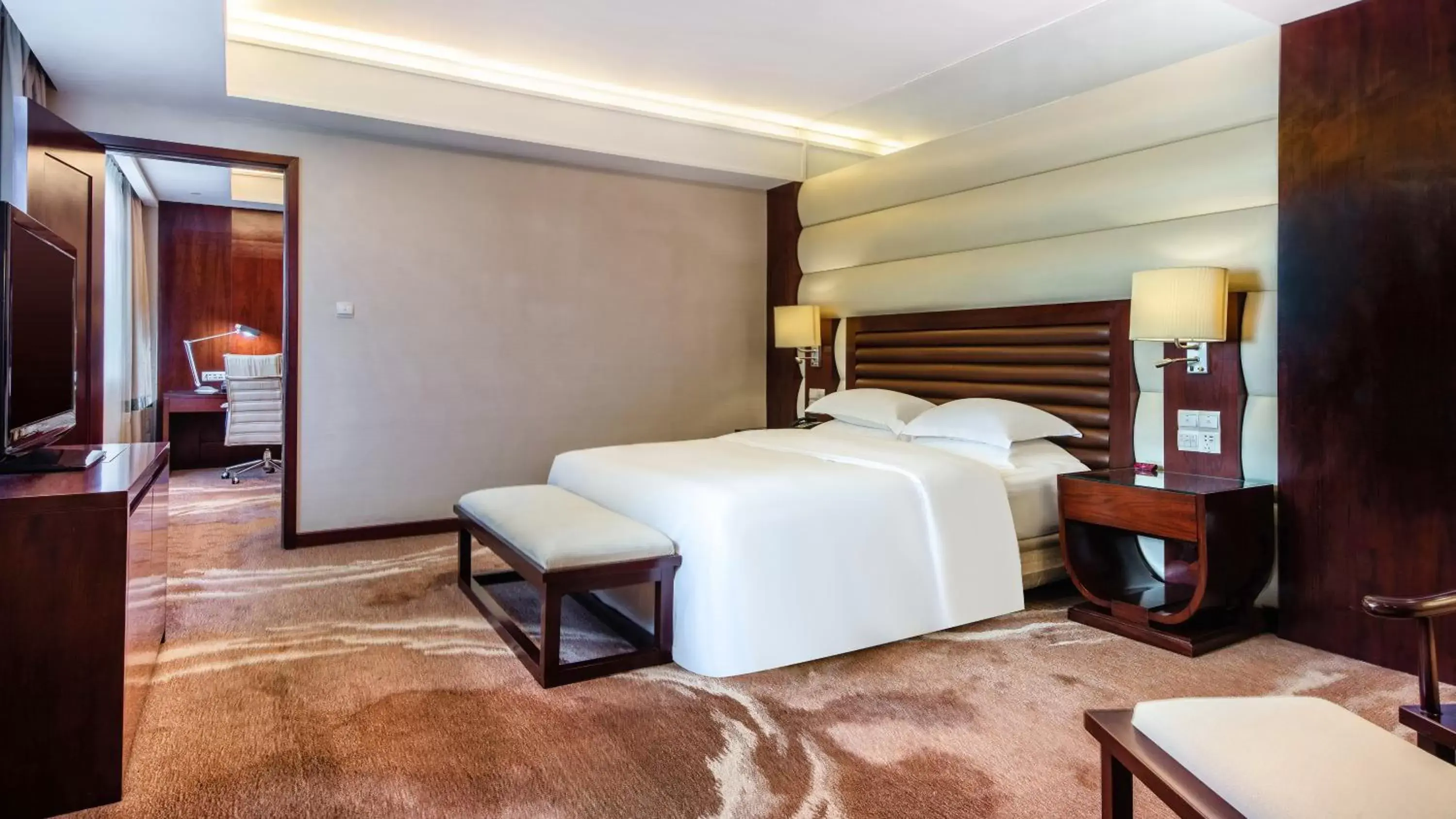 Photo of the whole room, Bed in Crowne Plaza Foshan, an IHG Hotel - Exclusive bus stations for HKSAR round-trips