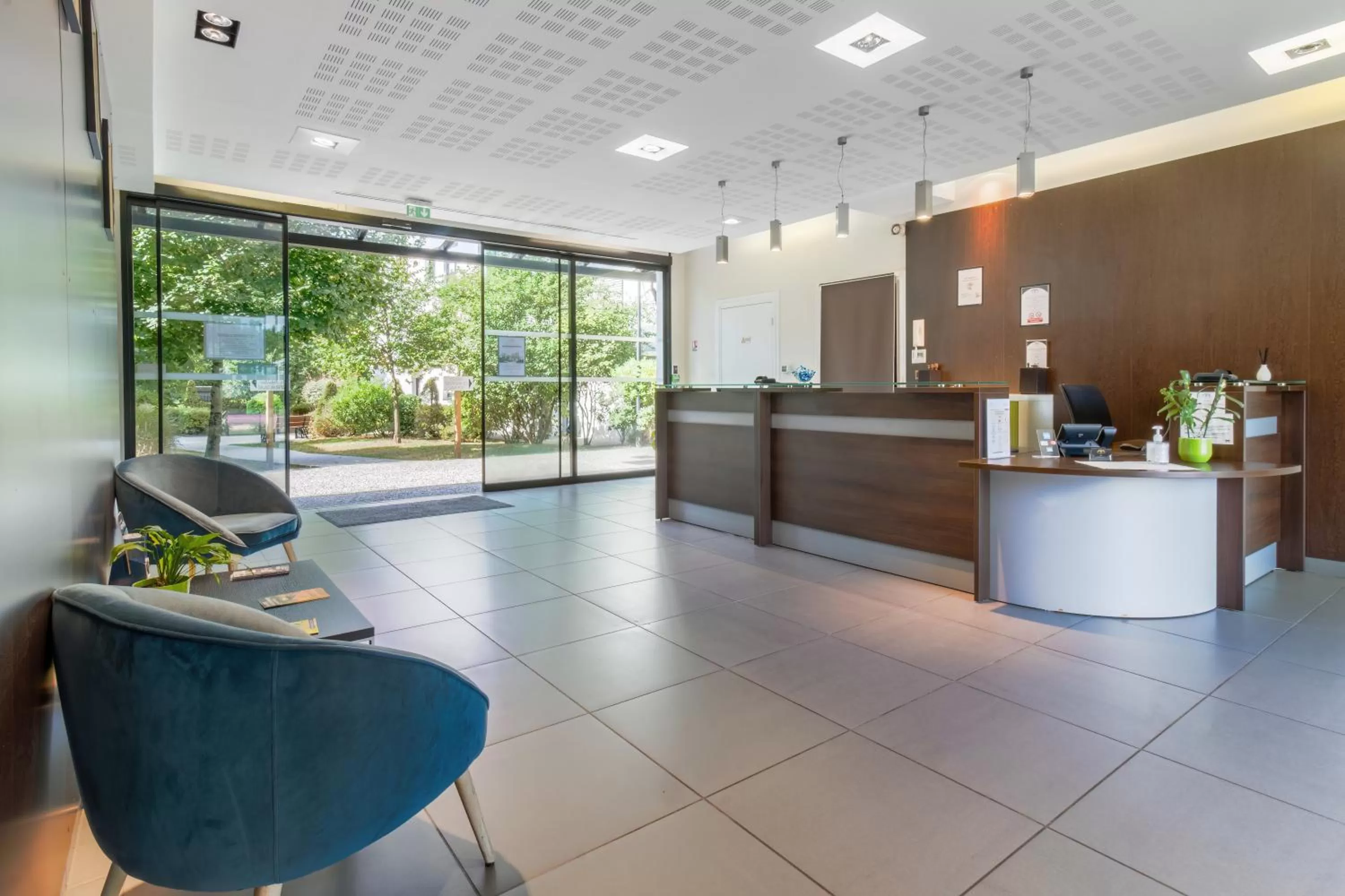 Lobby or reception in All Suites Appart Hôtel - Pau - Zénith