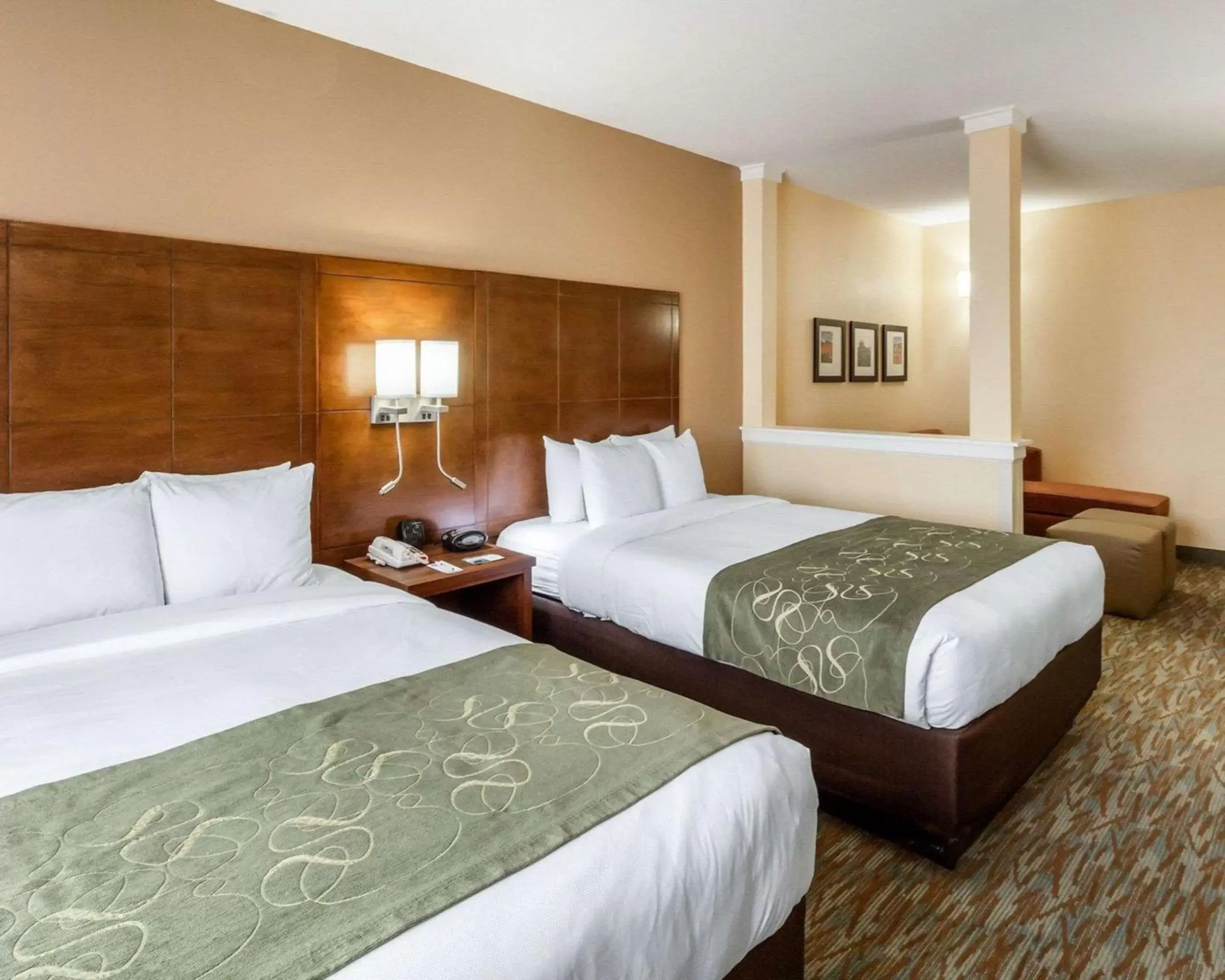 Photo of the whole room, Bed in Comfort Suites Cotulla near I-35