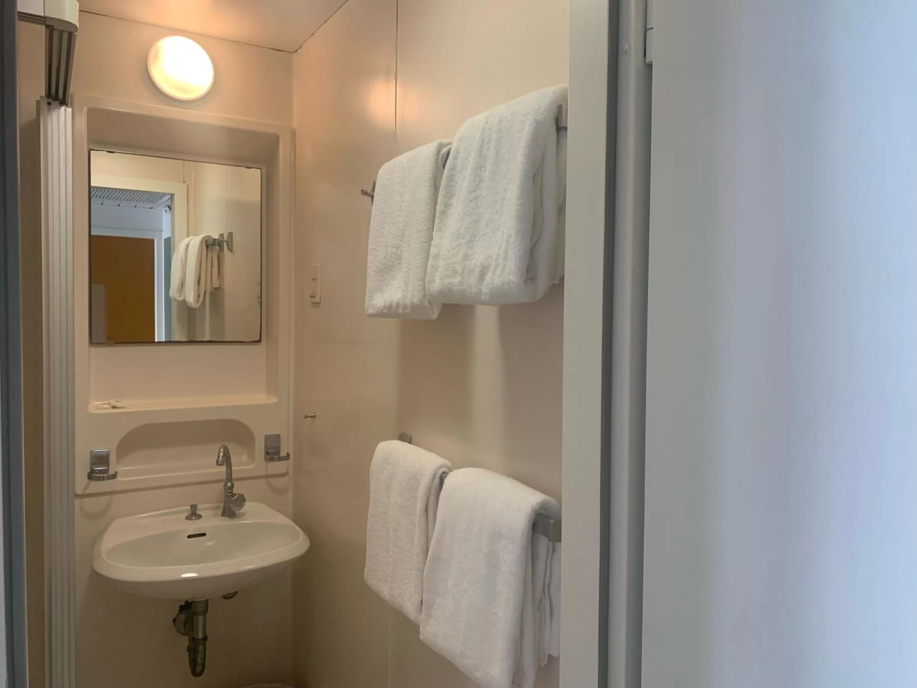 Bathroom in Montana Eco Resort Aruba