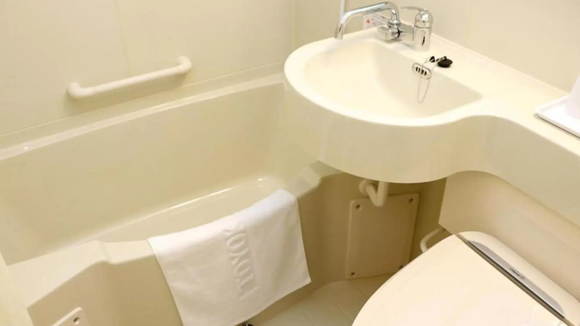 Twin Room - Smoking in Toyoko Inn Osaka Umeda Nakatsu No.2 Twin Room - Smoking in Toyoko Inn Osaka Umeda Nakatsu No.2