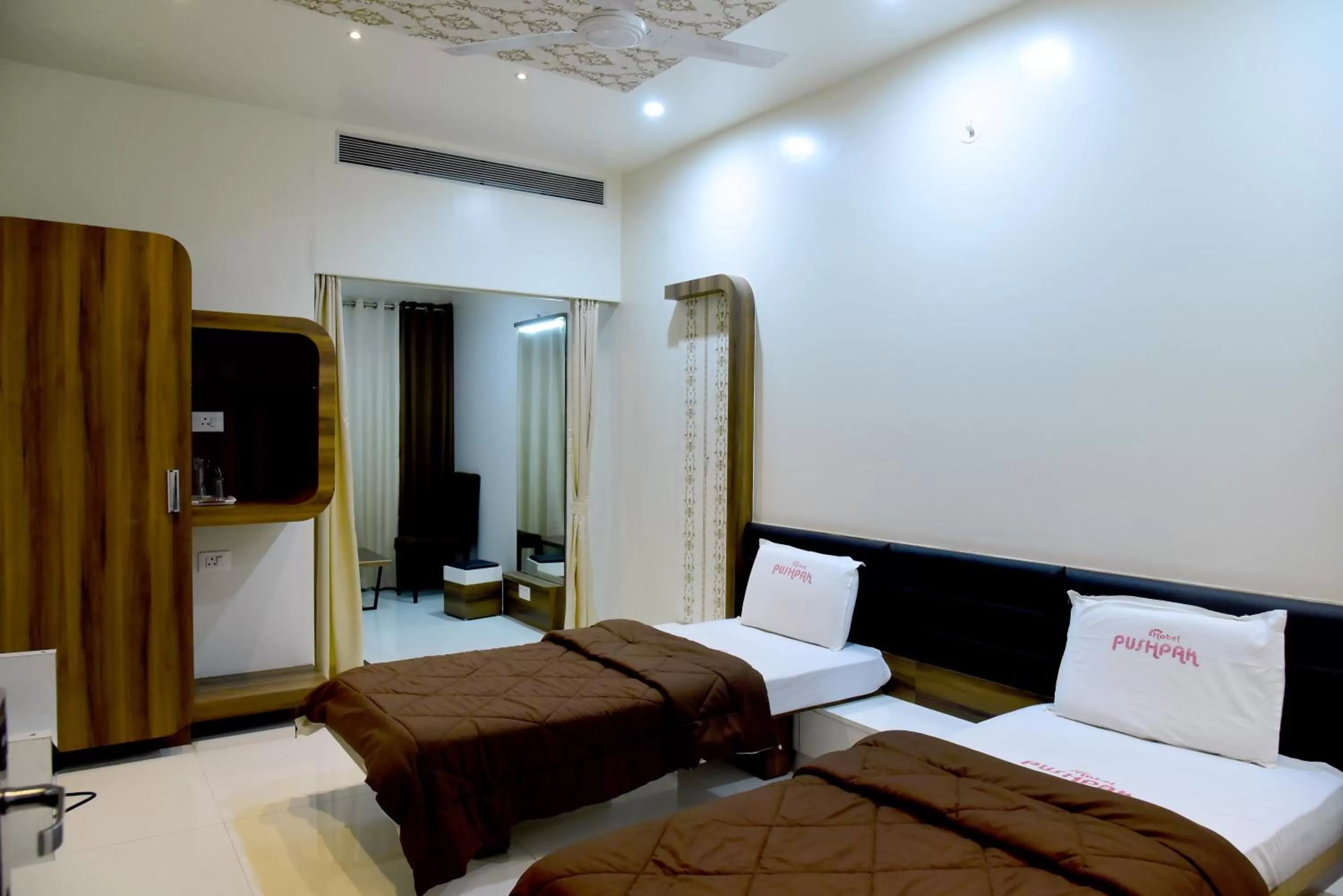 Bed in Hotel Pushpak