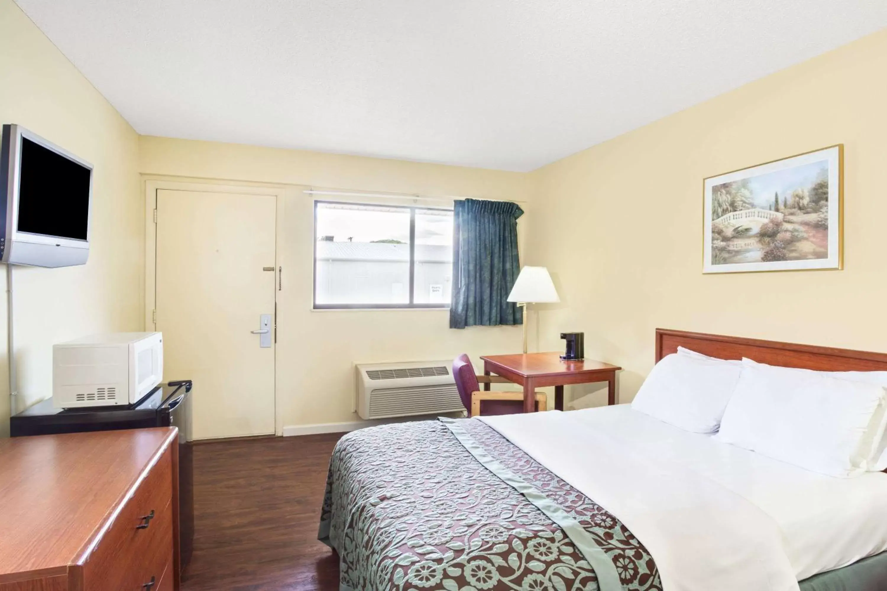 Photo of the whole room, Bed in Days Inn by Wyndham Athens
