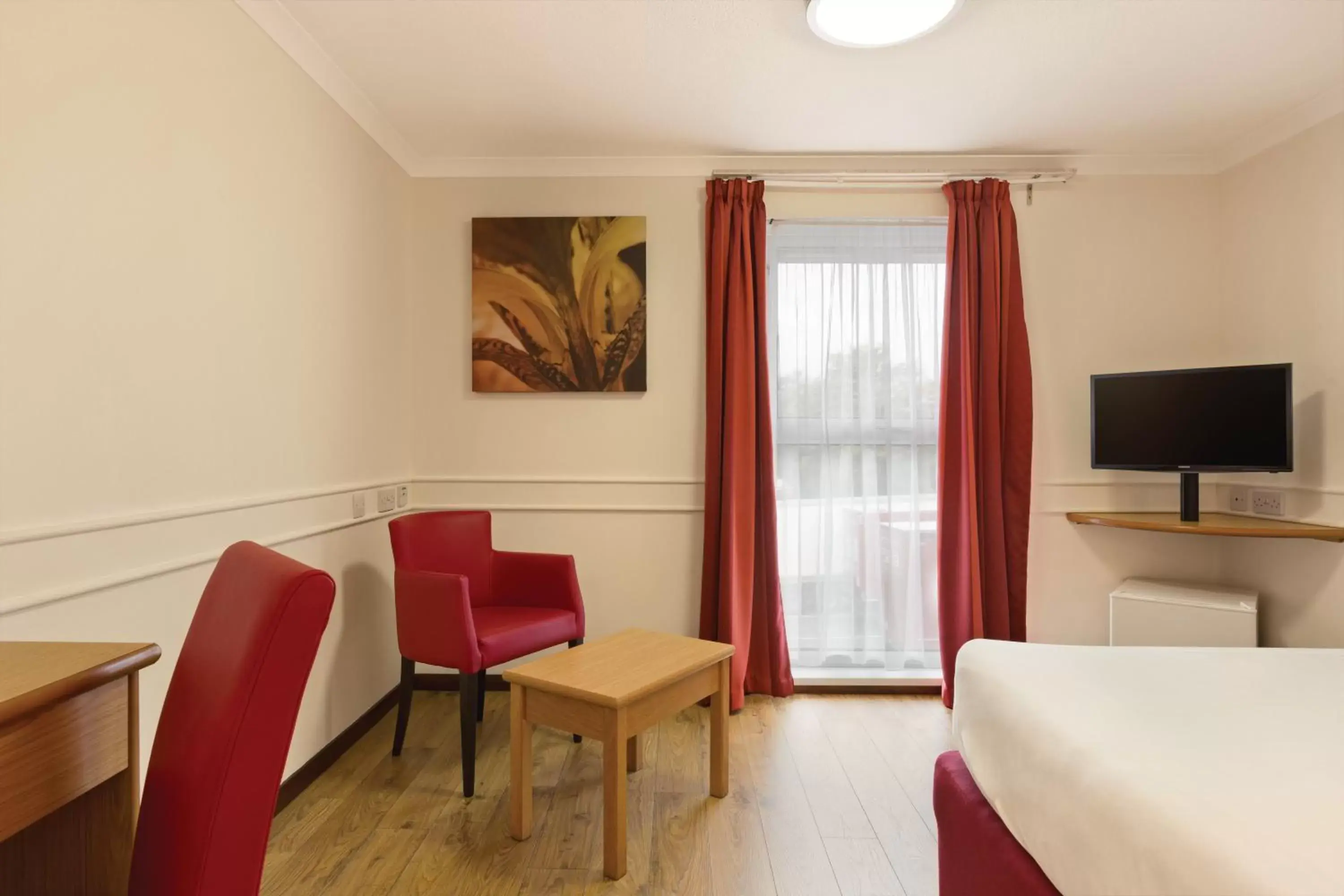 Photo of the whole room, Seating Area in Days Inn Hotel Leicester