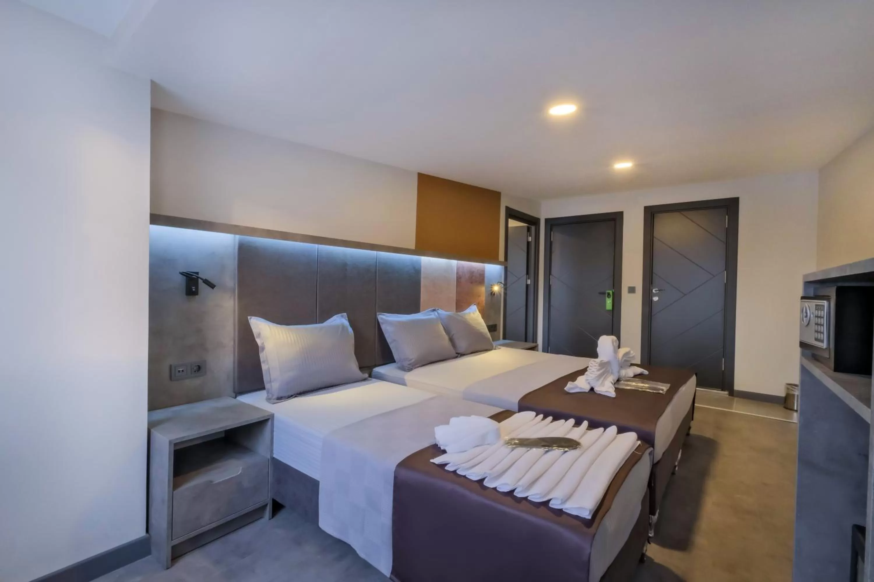 Photo of the whole room, Bed in The Queen Hotel