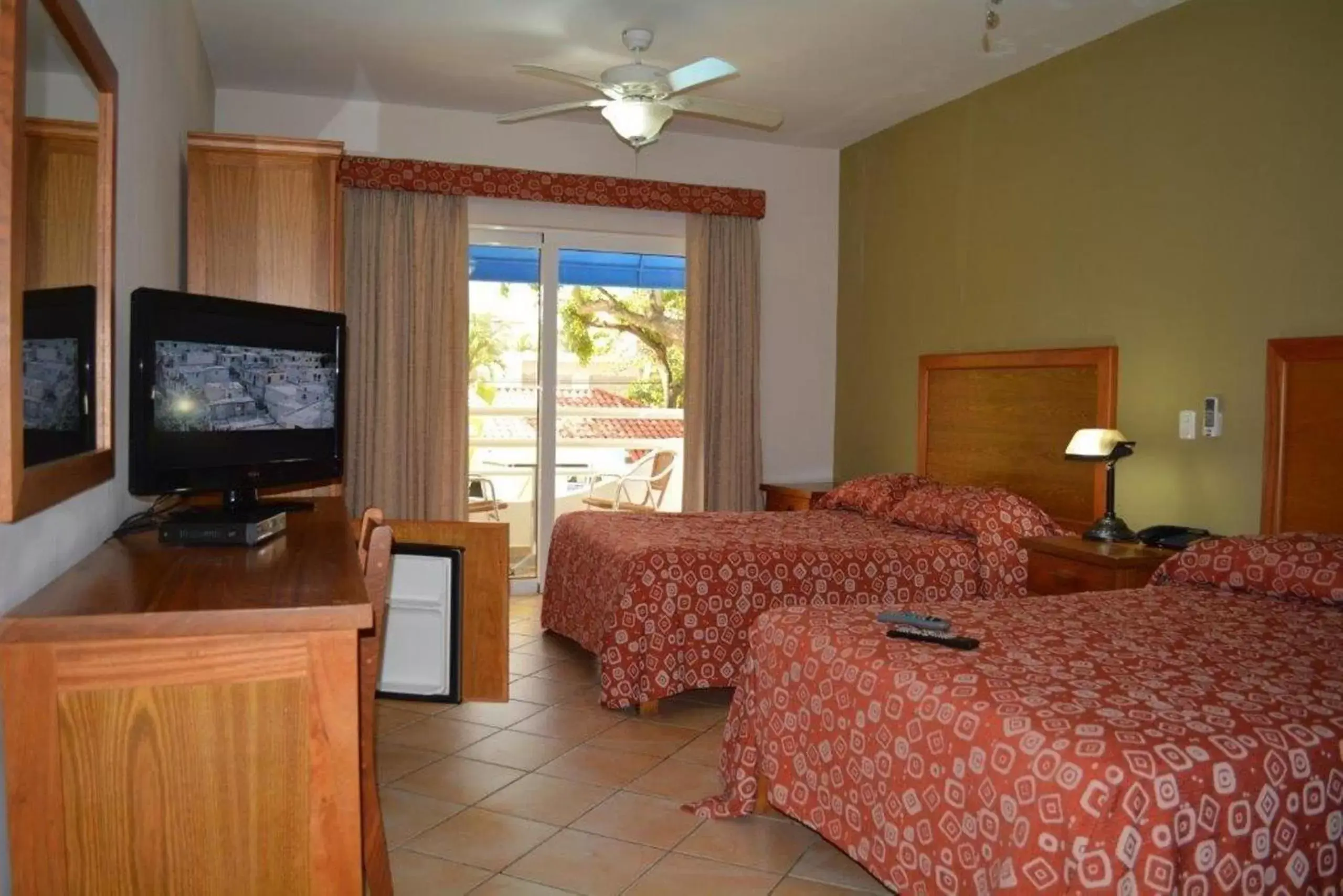 Photo of the whole room, Bed in New Garden Hotel