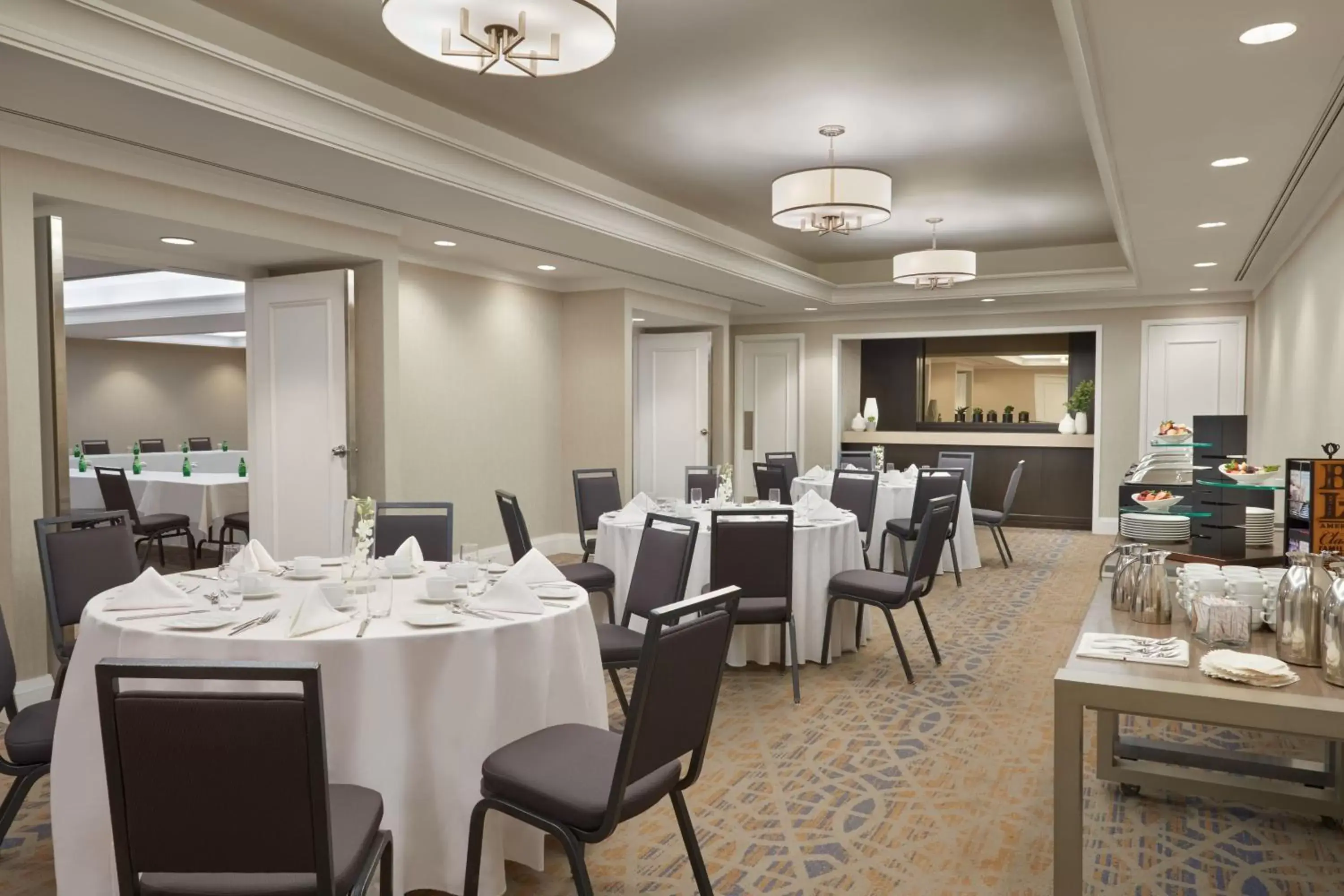 Meeting/conference room, Restaurant/Places to Eat in Sheraton Parkway Toronto North Hotel & Suites