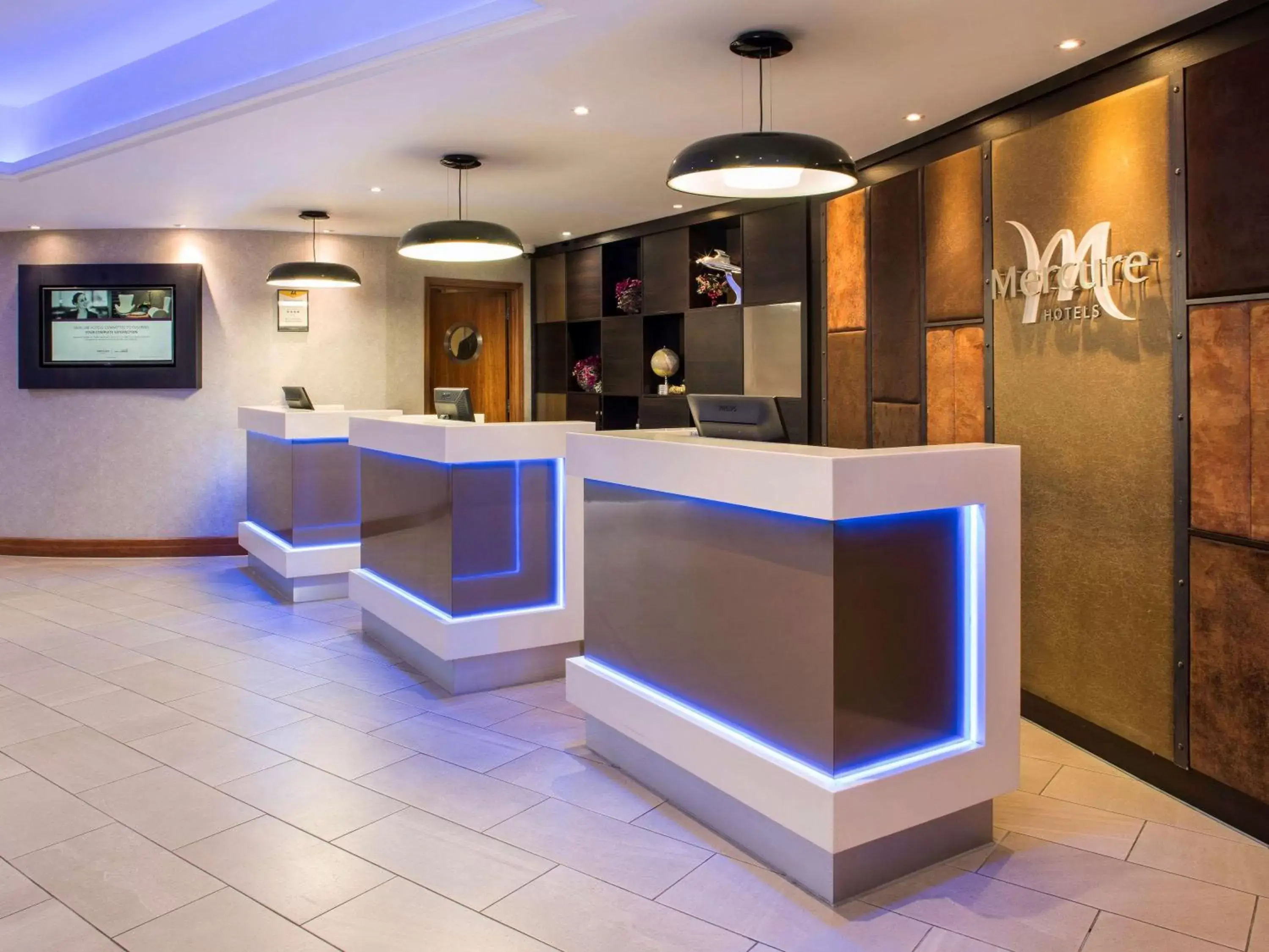 Property building, Lobby/Reception in Mercure London Heathrow Airport