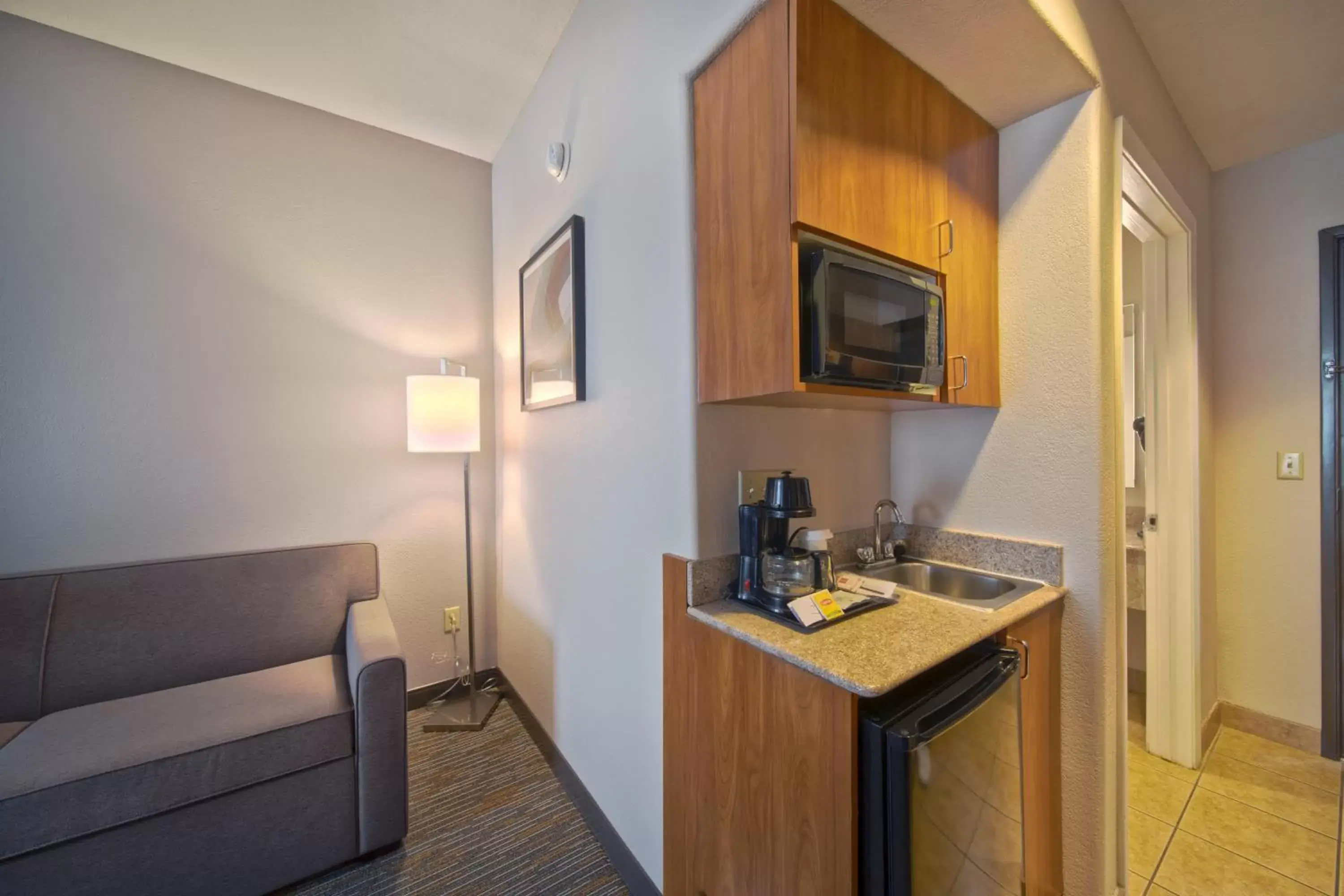 Bedroom, Kitchen/Kitchenette in Wingate by Wyndham Houston Bush Intercontinental Airport