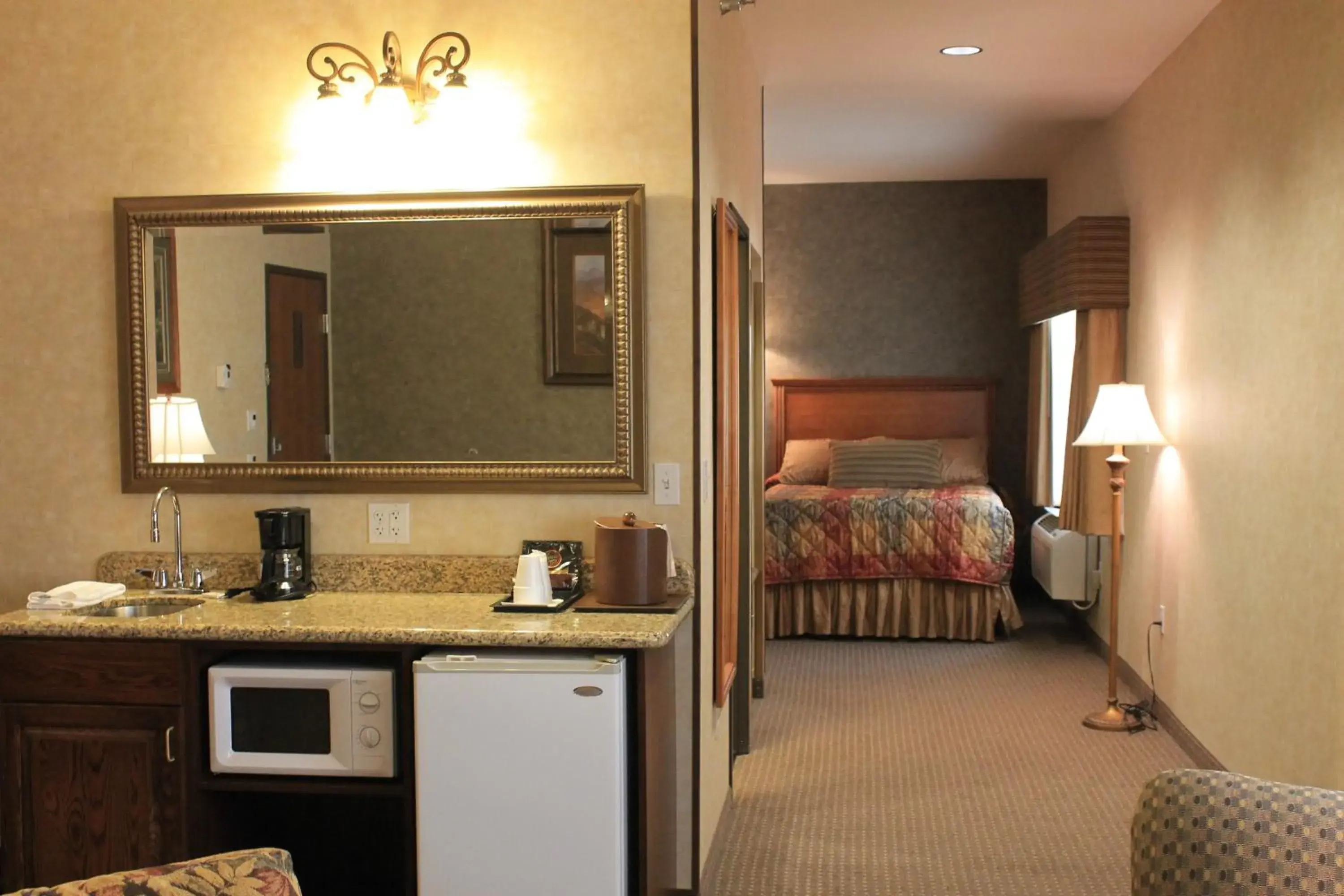 Bed, Kitchen/Kitchenette in Rushmore Express & Suites