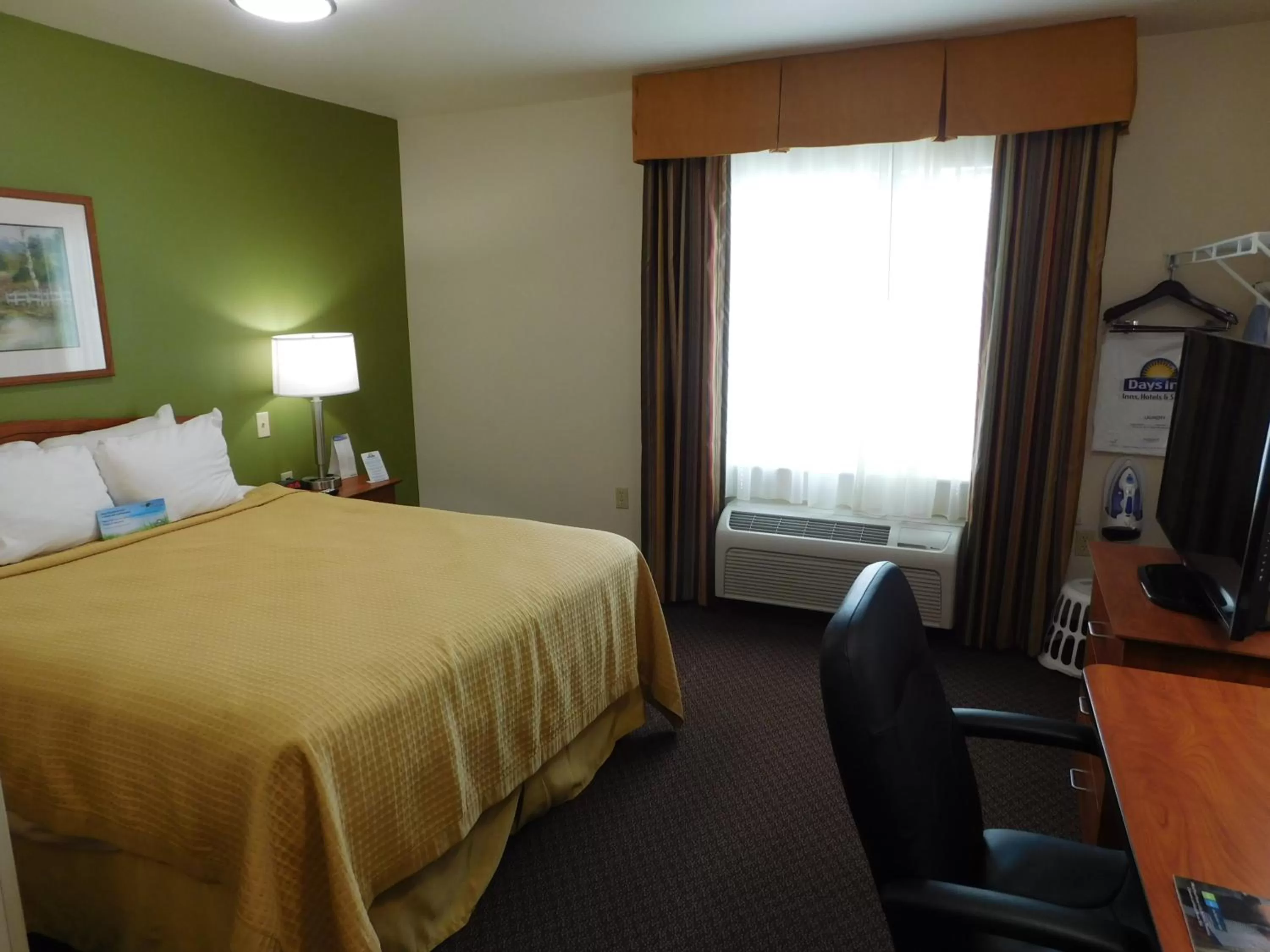 Bedroom, Bed in Birch Hill Suites Rochester - Med City