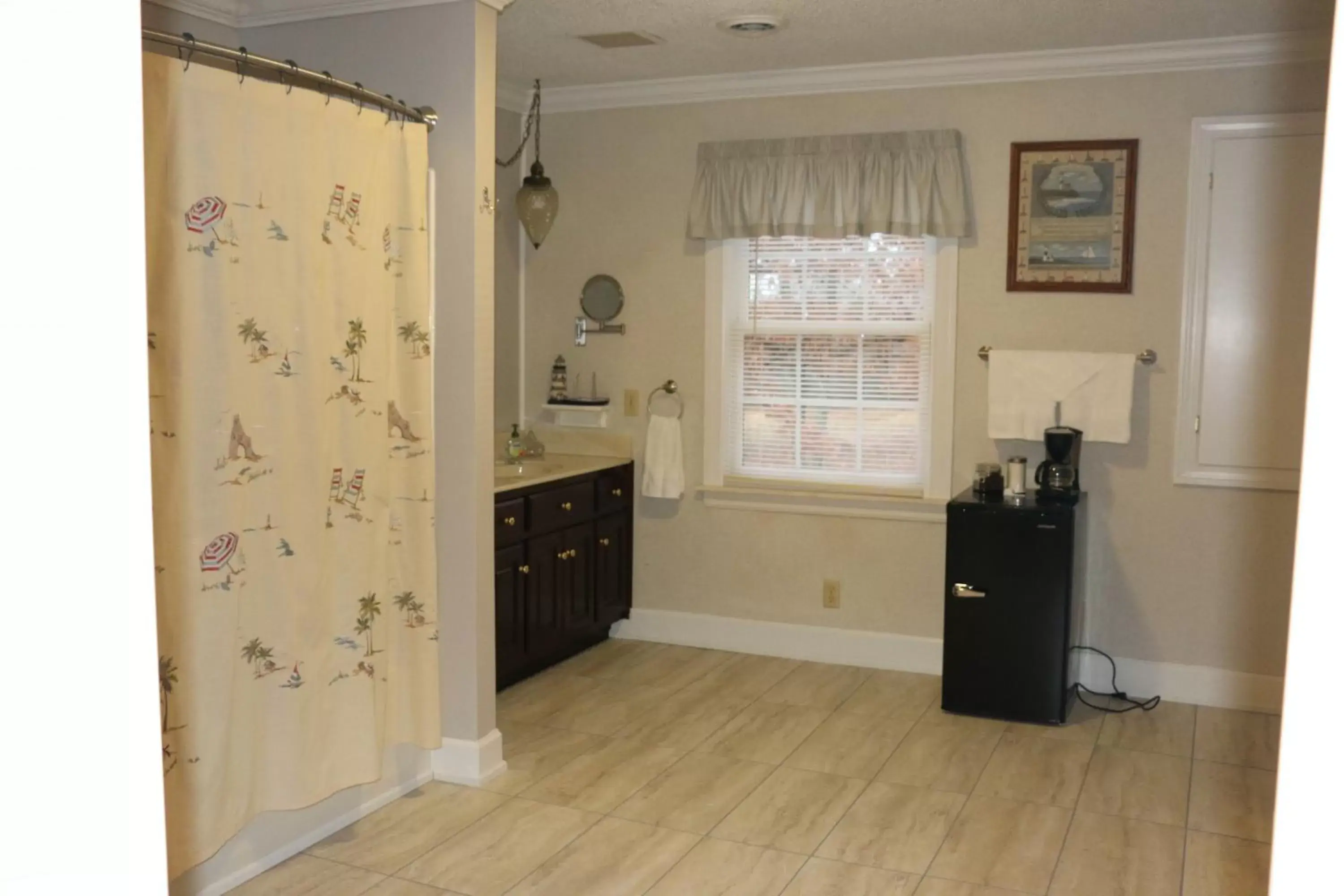 Bathroom, Kitchen/Kitchenette in Cedar Grove Inn