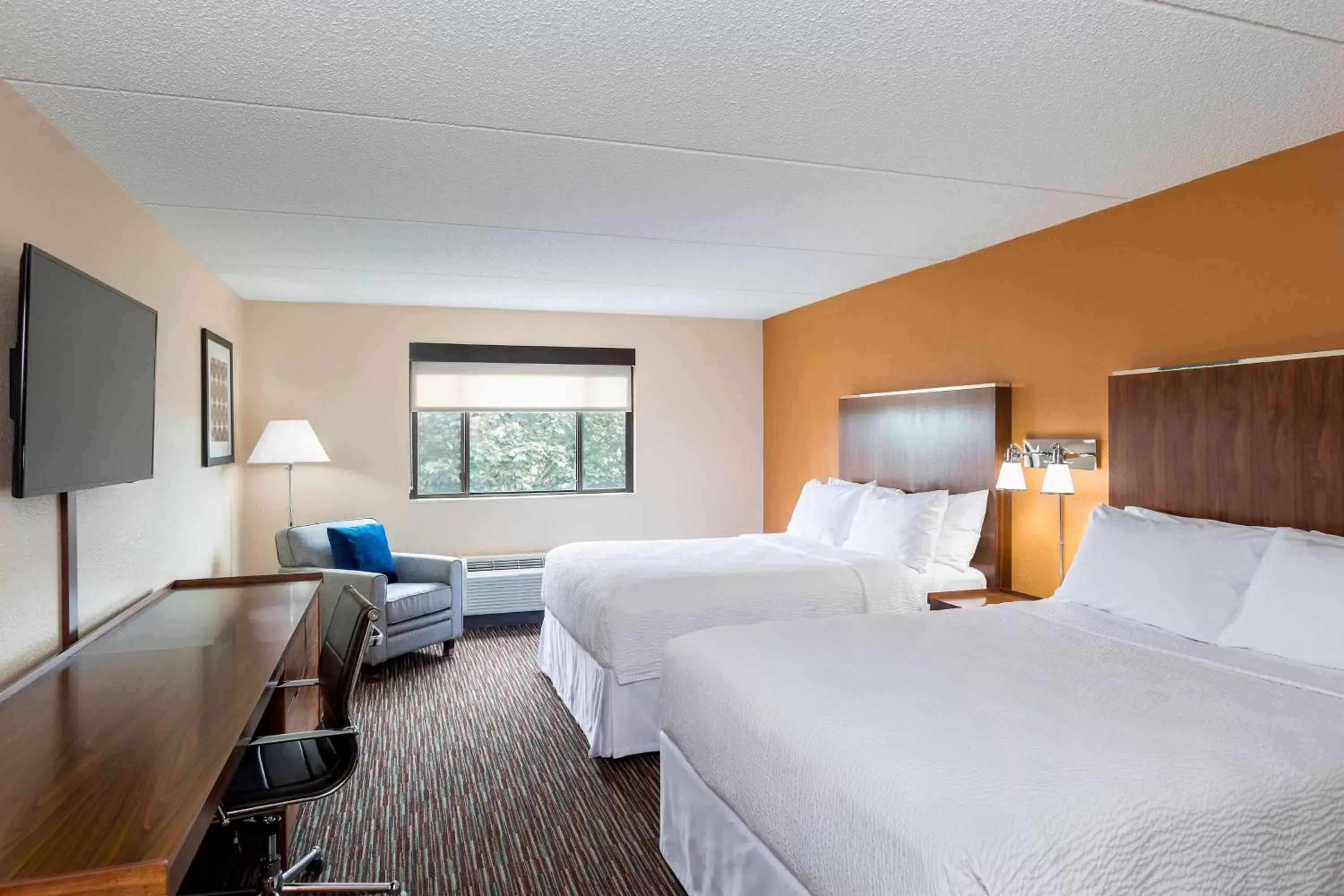 Photo of the whole room, Bed in Four Points by Sheraton Milwaukee Airport