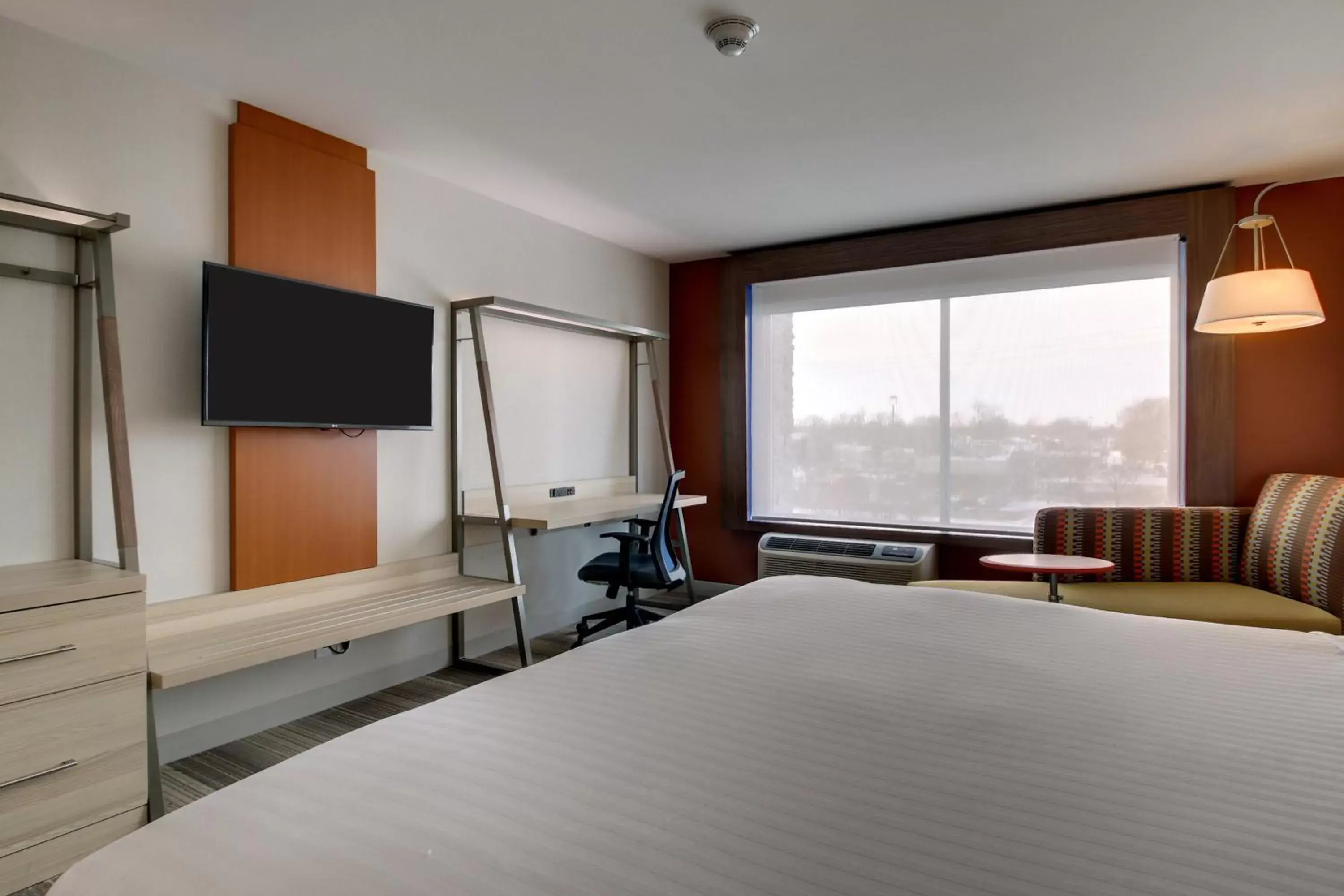 Bedroom, TV/Entertainment Center in Holiday Inn Express & Suites Galesburg, an IHG Hotel