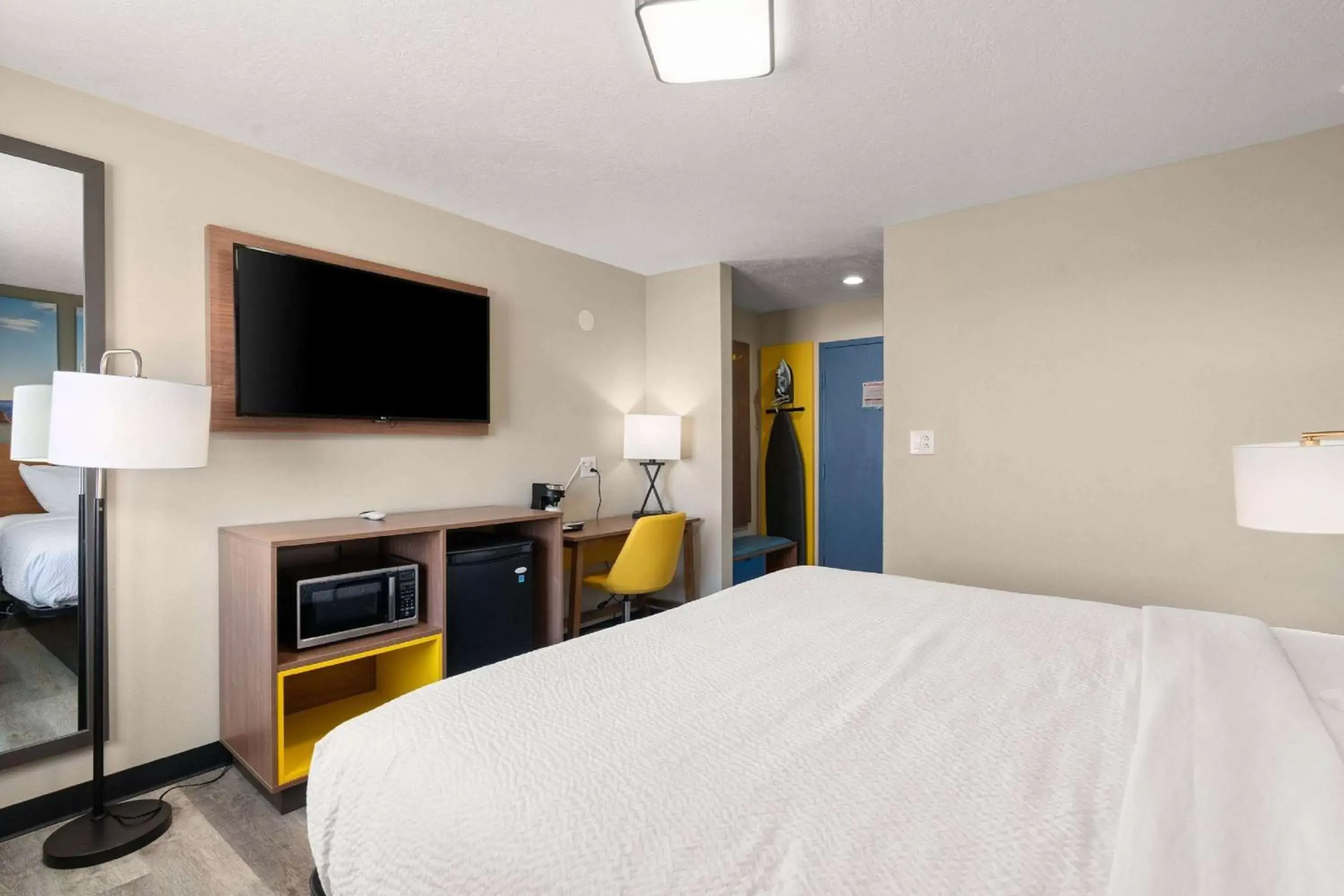 Photo of the whole room, Bed in Days Inn by Wyndham Albuquerque I-25