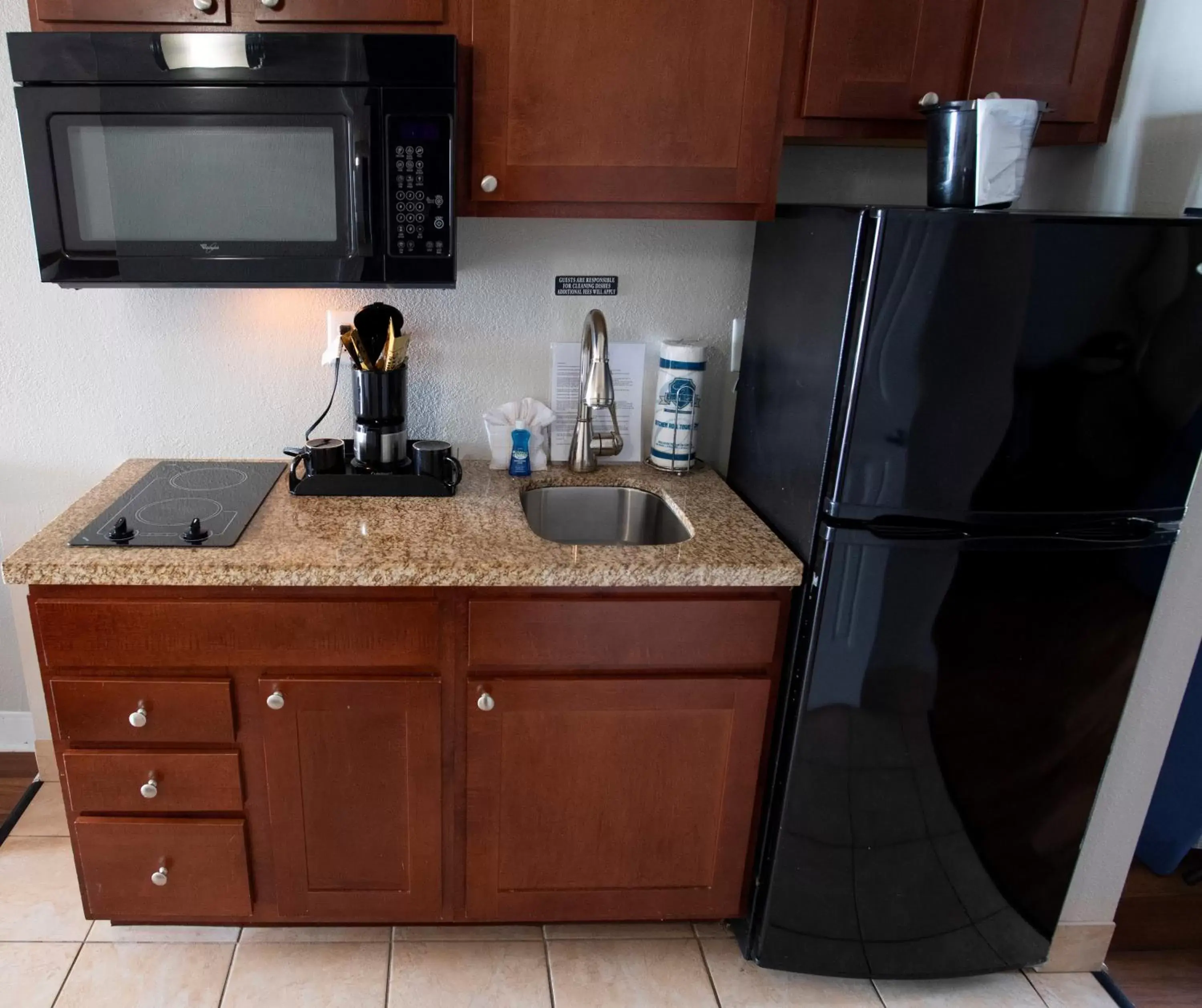 Kitchen or kitchenette, Kitchen/Kitchenette in Aqua Beach Inn