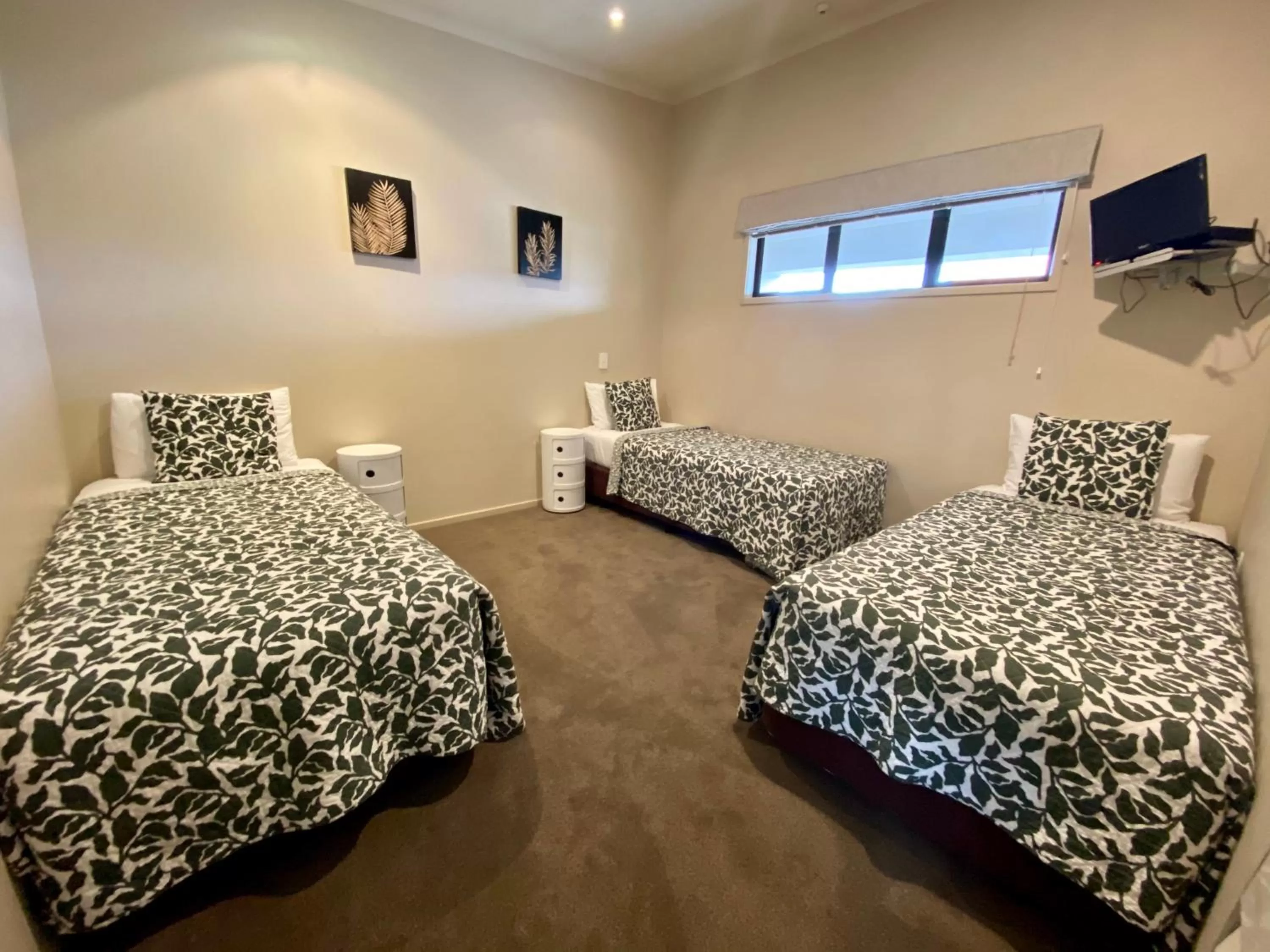 Bedroom, Bed in Alpine Lake Motel