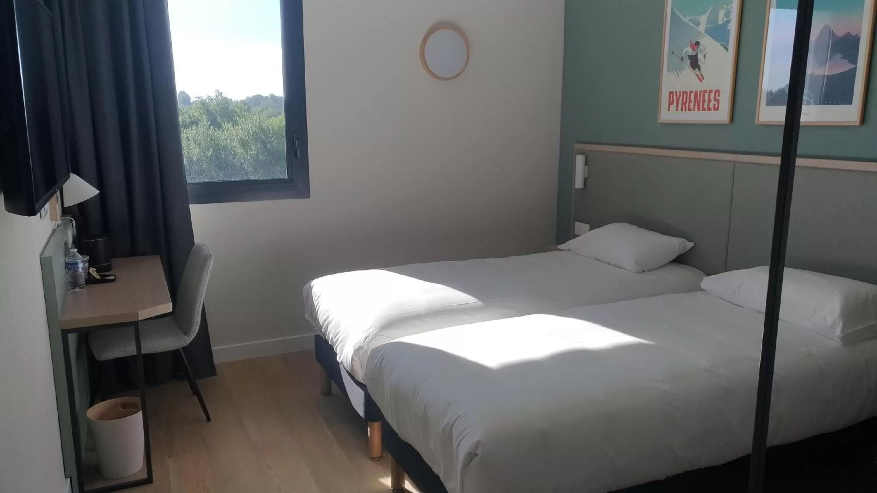 Photo of the whole room, Bed in Kyriad Bordeaux Nord Sainte Eulalie