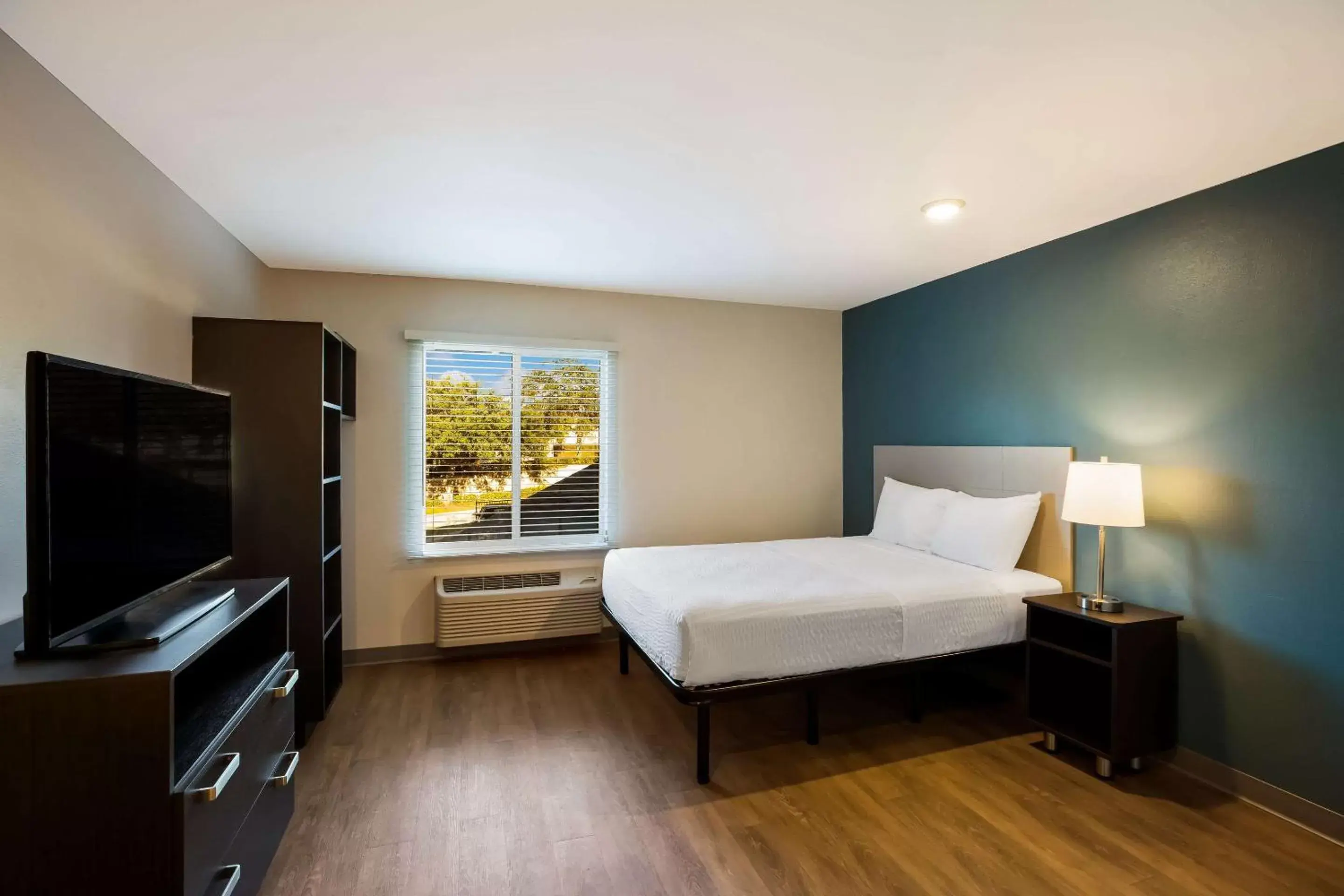 Bedroom in WoodSpring Suites Orlando West - Clermont