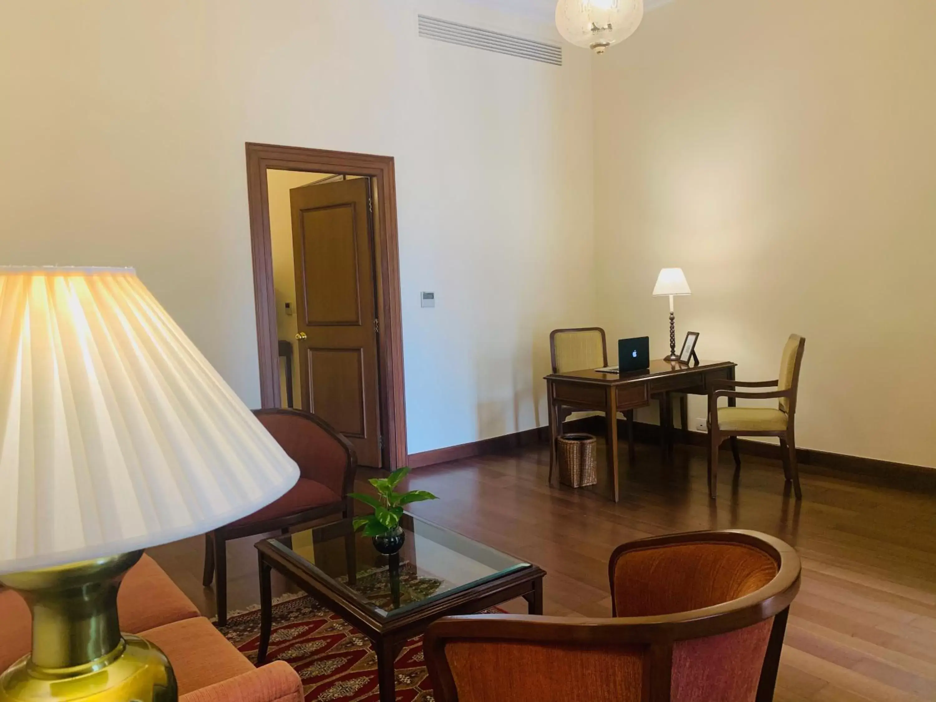 Living room, Seating Area in Maidens Hotel New Delhi