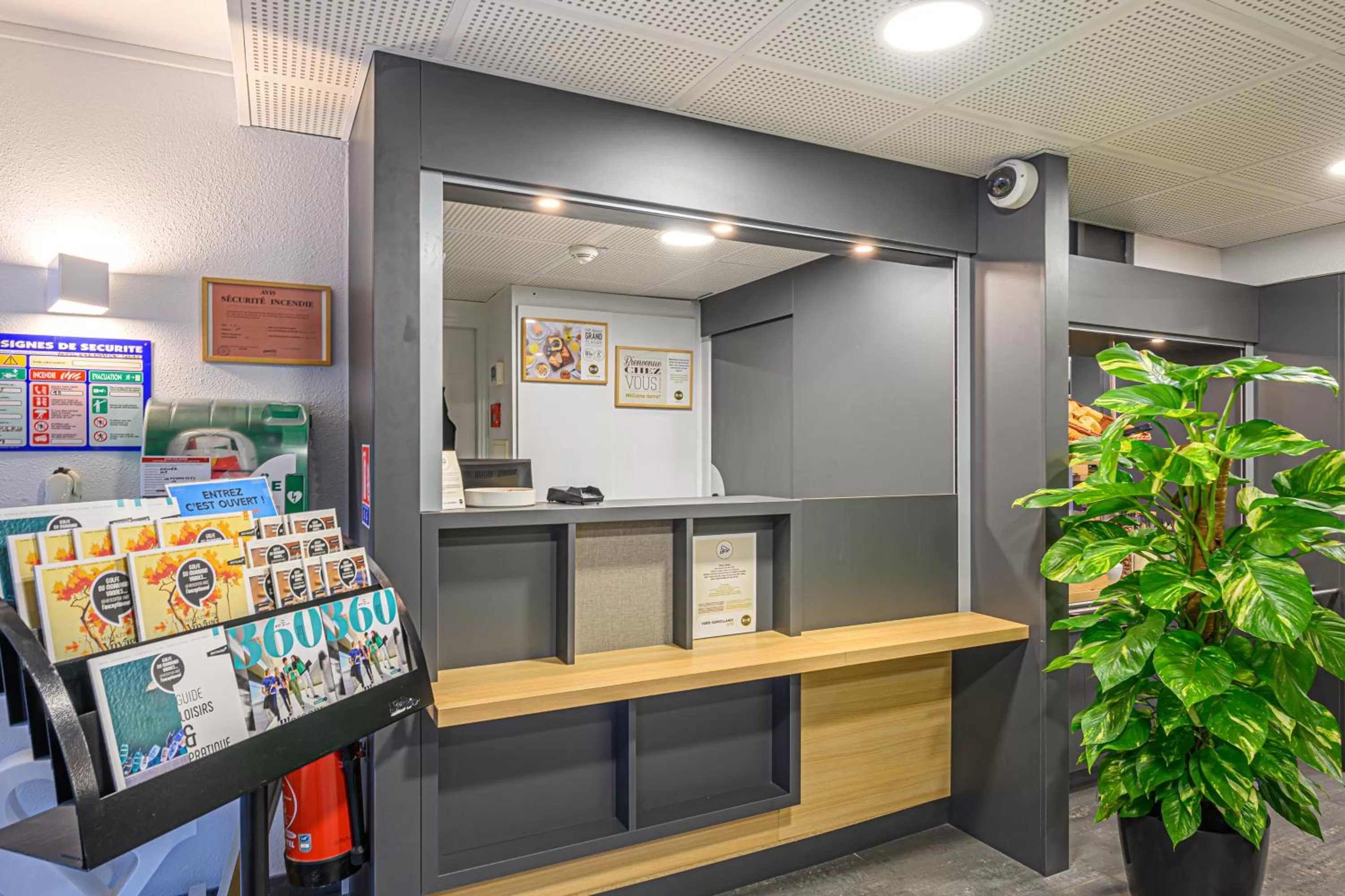 Lobby or reception in B&B HOTEL Vannes Est Golfe du Morbihan