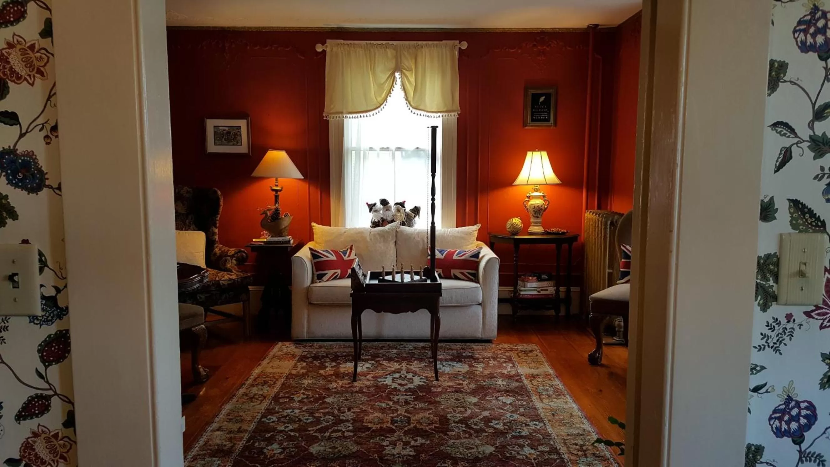 Living room, Bed in Blackberry Inn