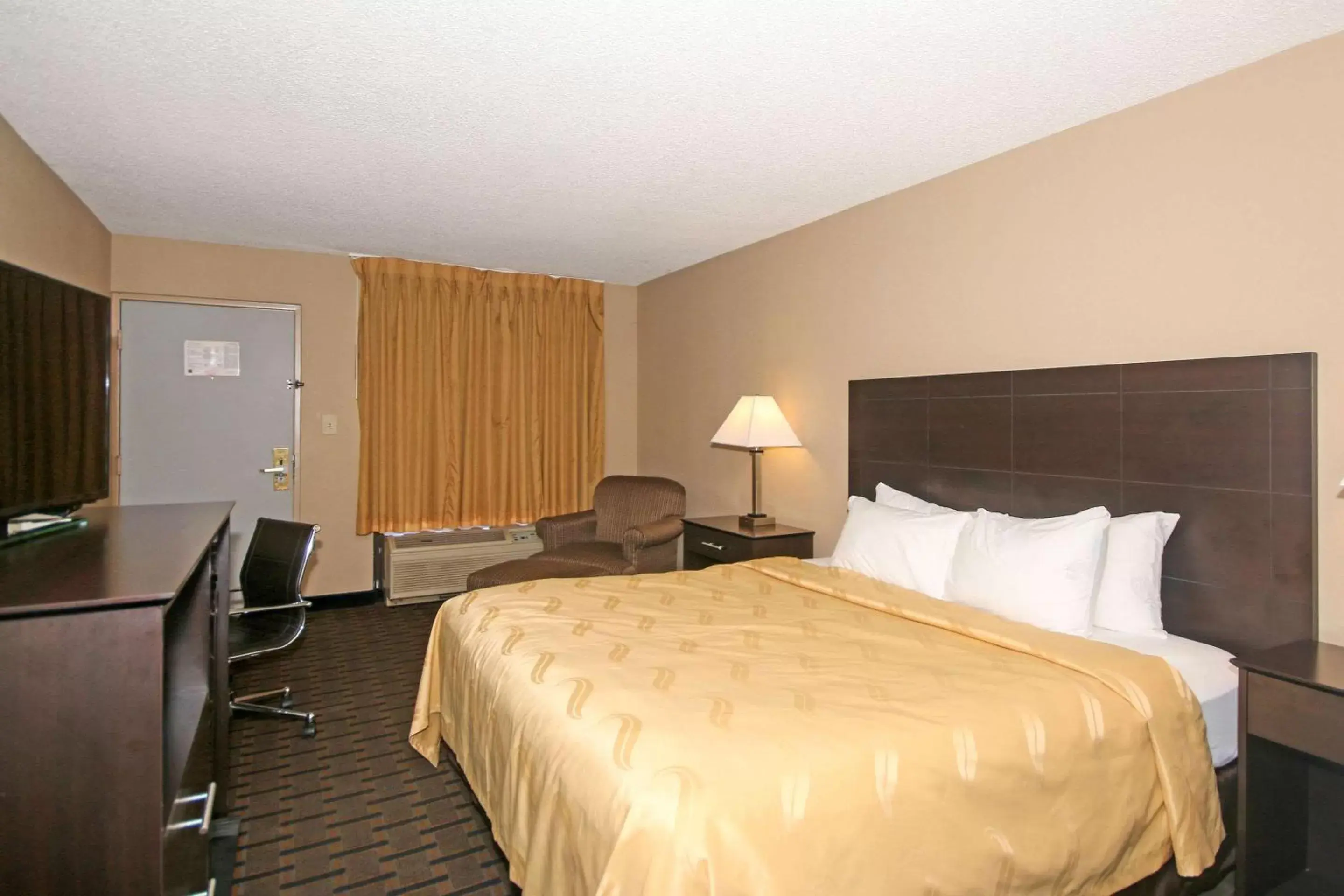 Photo of the whole room, Bed in Quality Inn Clinton - Laurens I-26