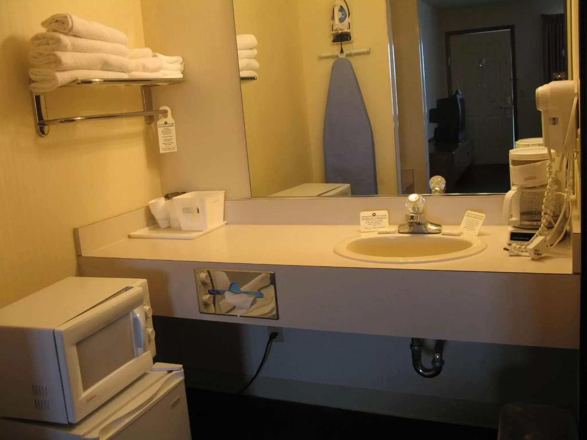 Bathroom in Great Lakes Inn Mackinaw City