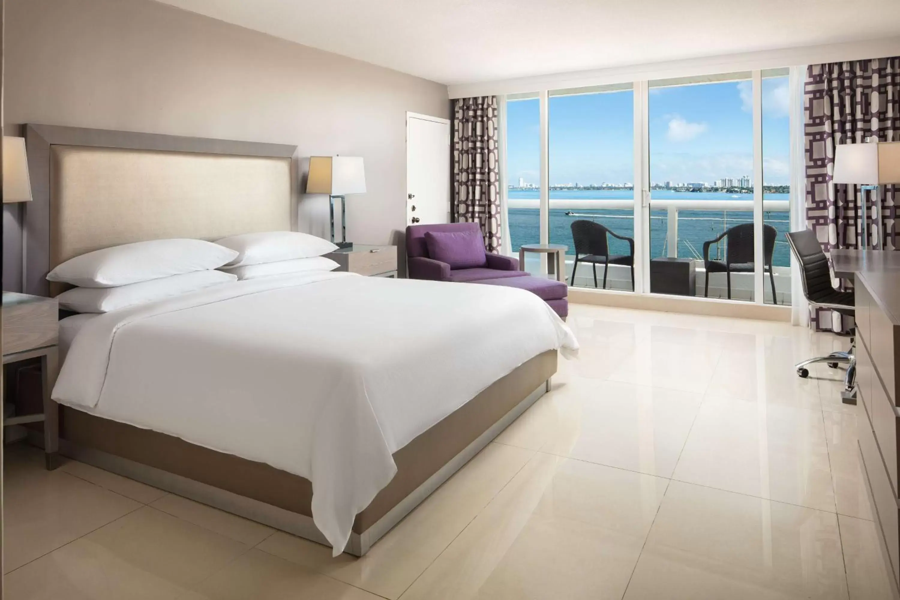 Bed in DoubleTree by Hilton Grand Hotel Biscayne Bay
