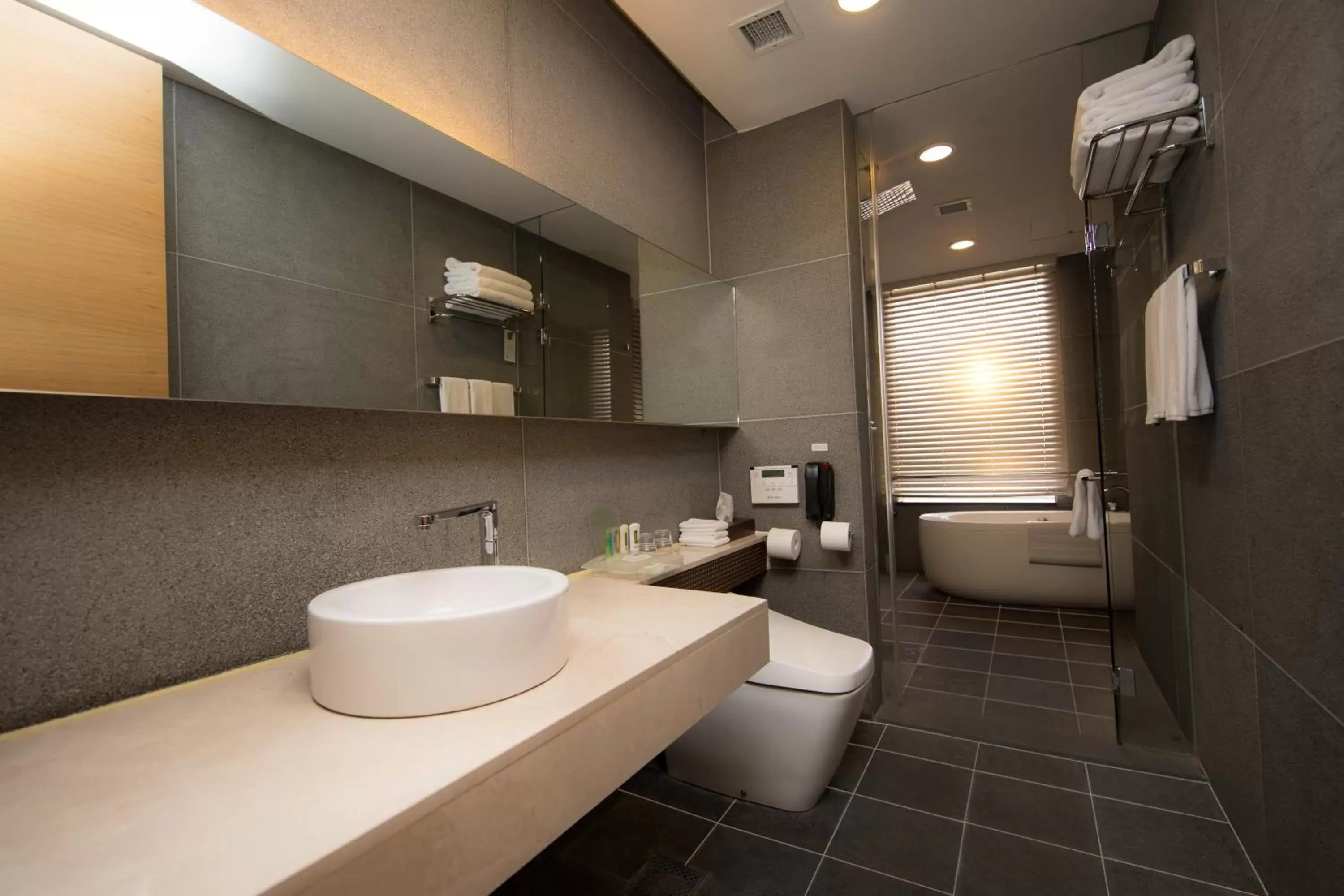 Photo of the whole room, Bathroom in Holiday Inn Gwangju, an IHG Hotel