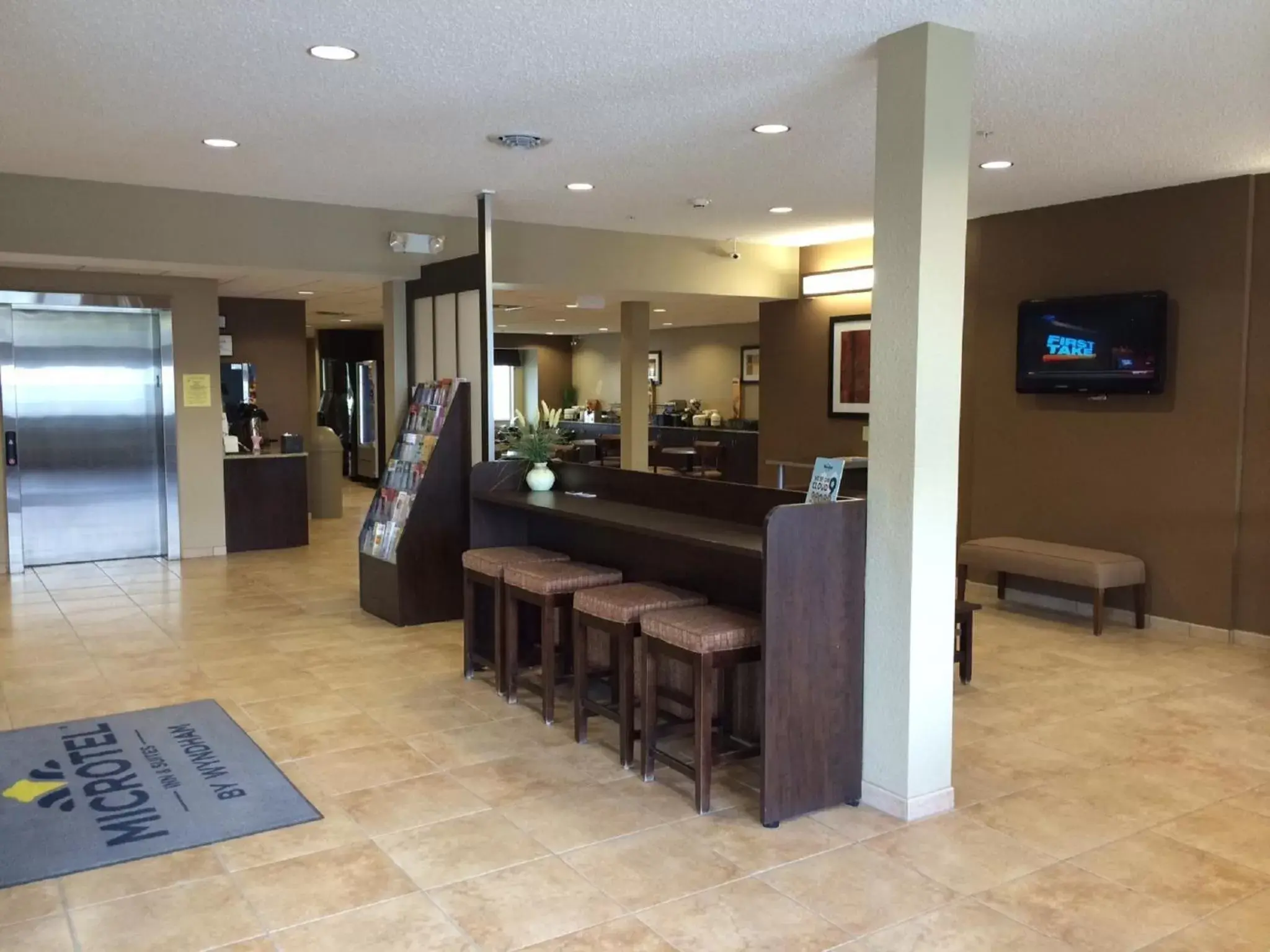 Communal lounge/ TV room, Lobby/Reception in Microtel Inn & Suites Mansfield PA