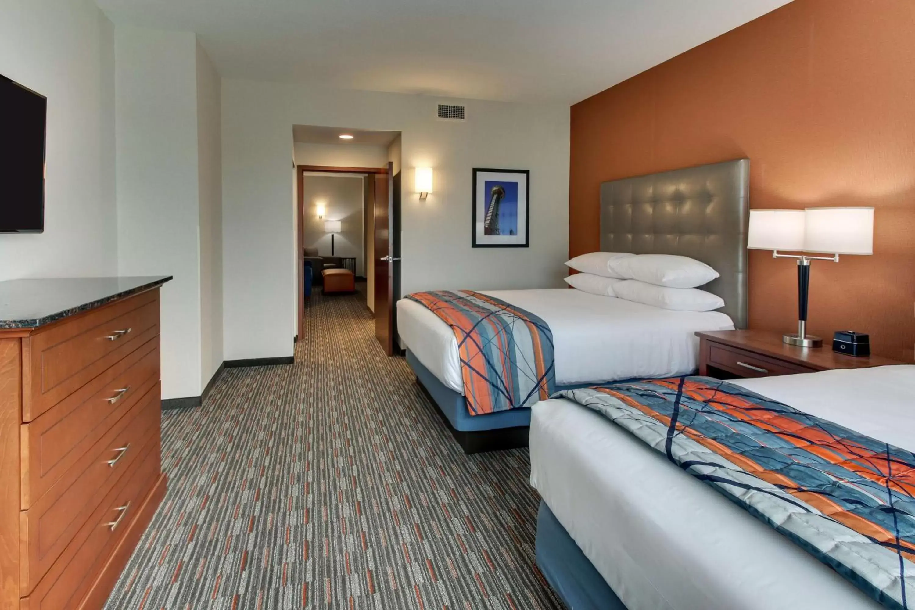 Photo of the whole room, Bed in Drury Inn & Suites Knoxville West