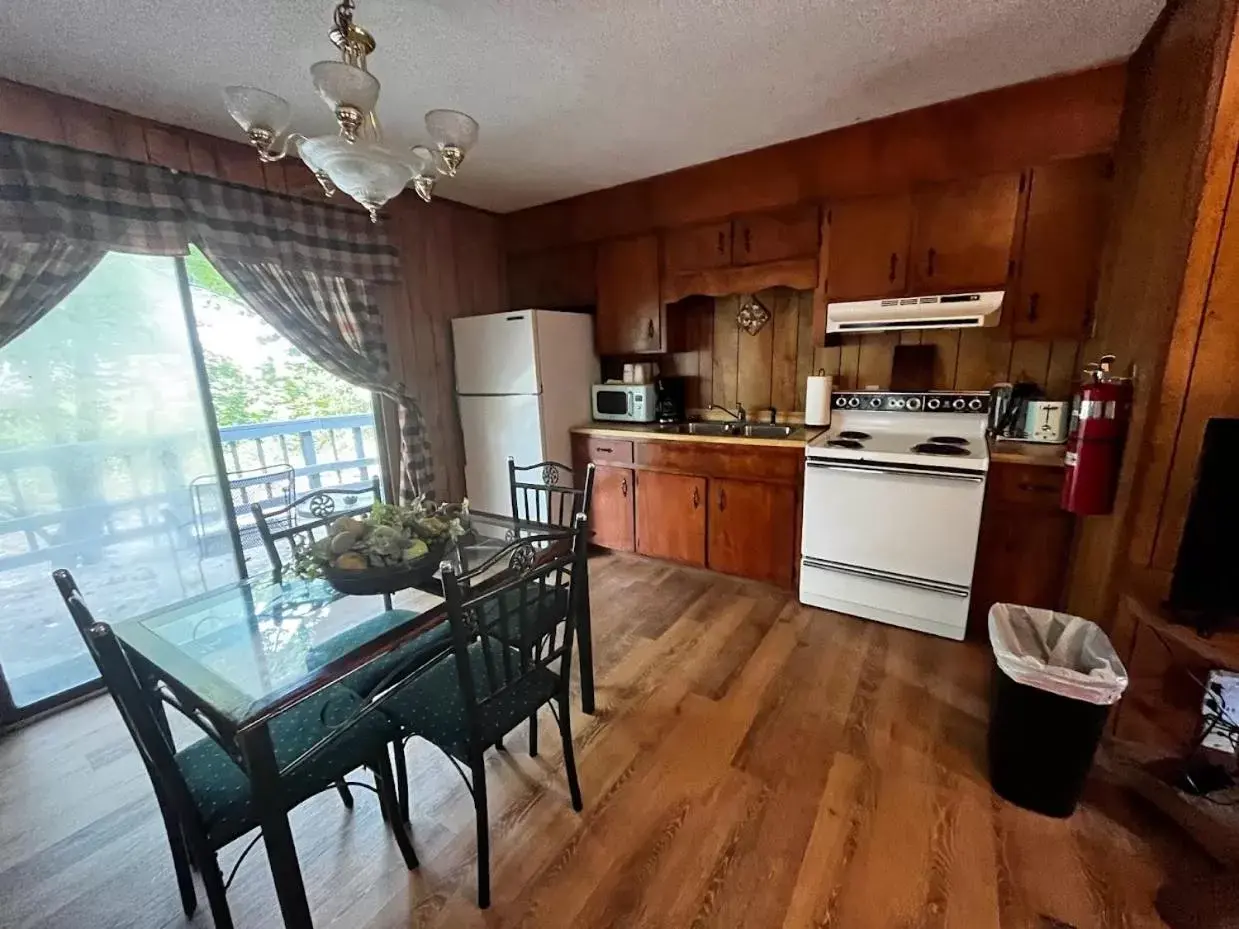 Kitchen/Kitchenette in Meadowlark Motel with Restaurant & Bar