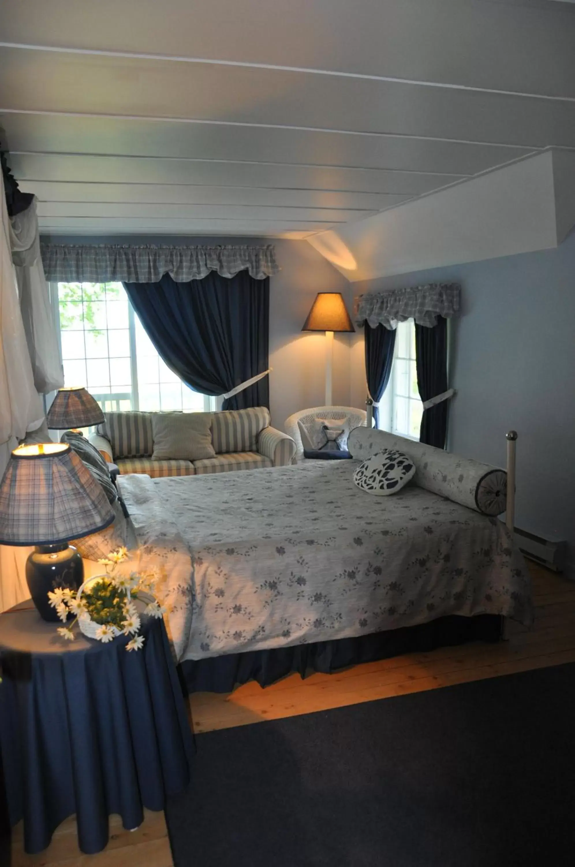 Photo of the whole room, Bed in Auberge sur la Côte