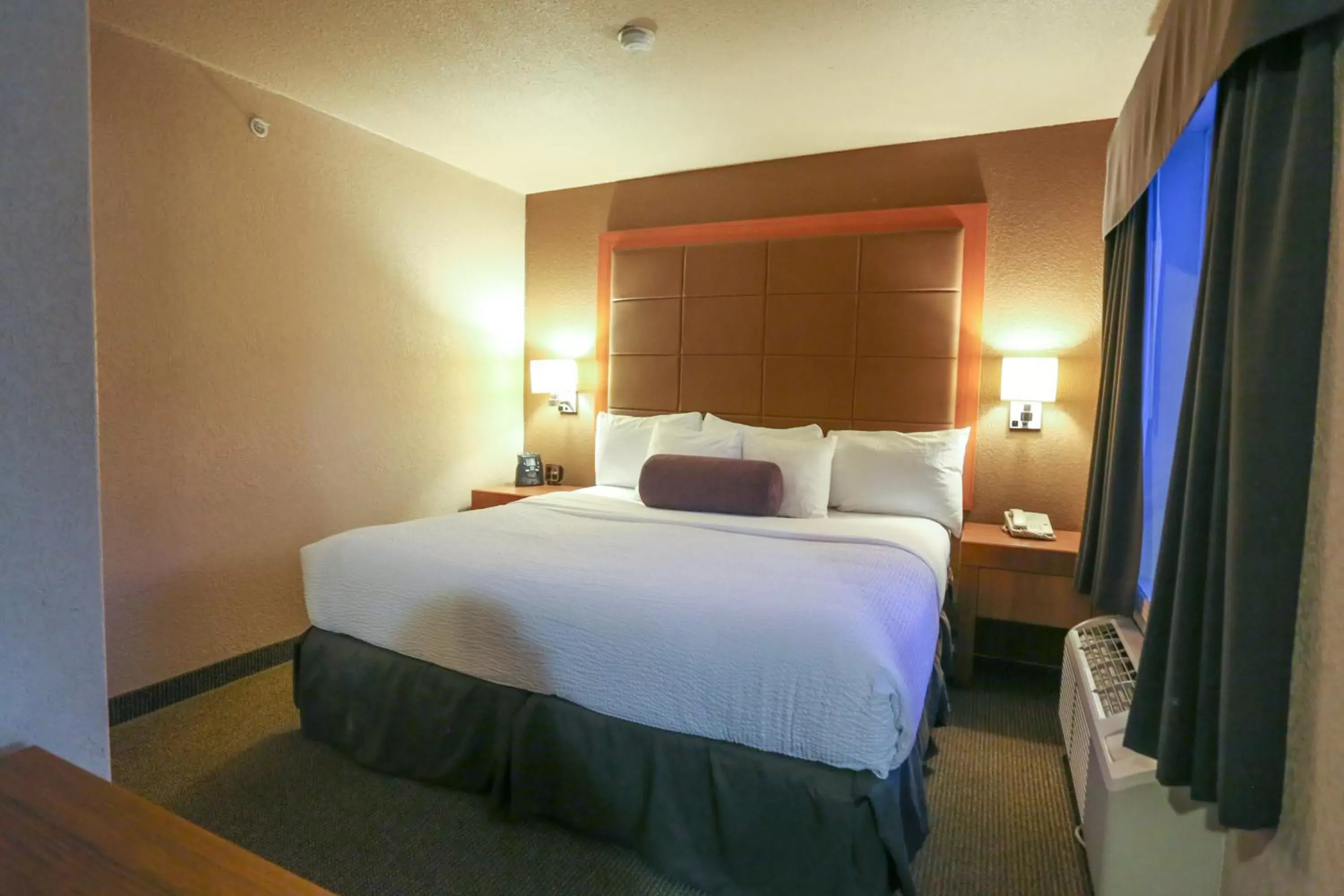 Bedroom, Bed in Days Inn by Wyndham Calgary Airport