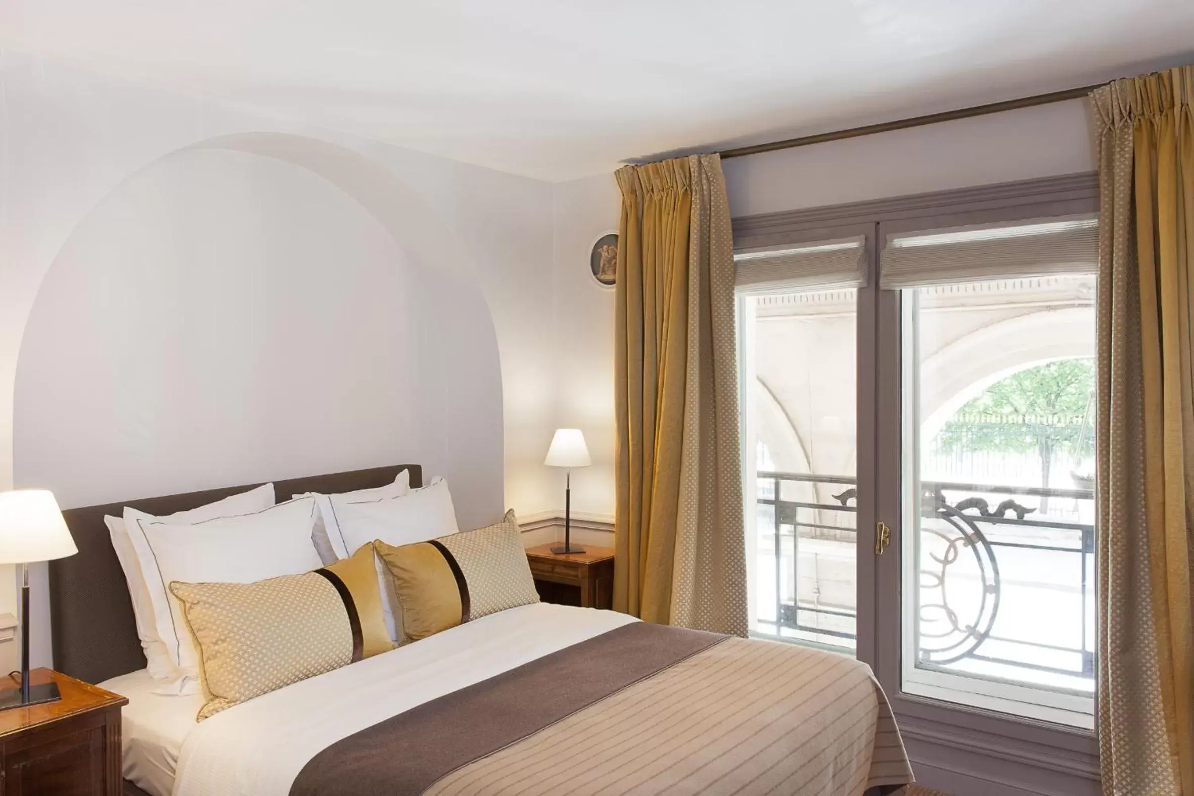 Bedroom, Bed in Hôtel Brighton - Esprit de France