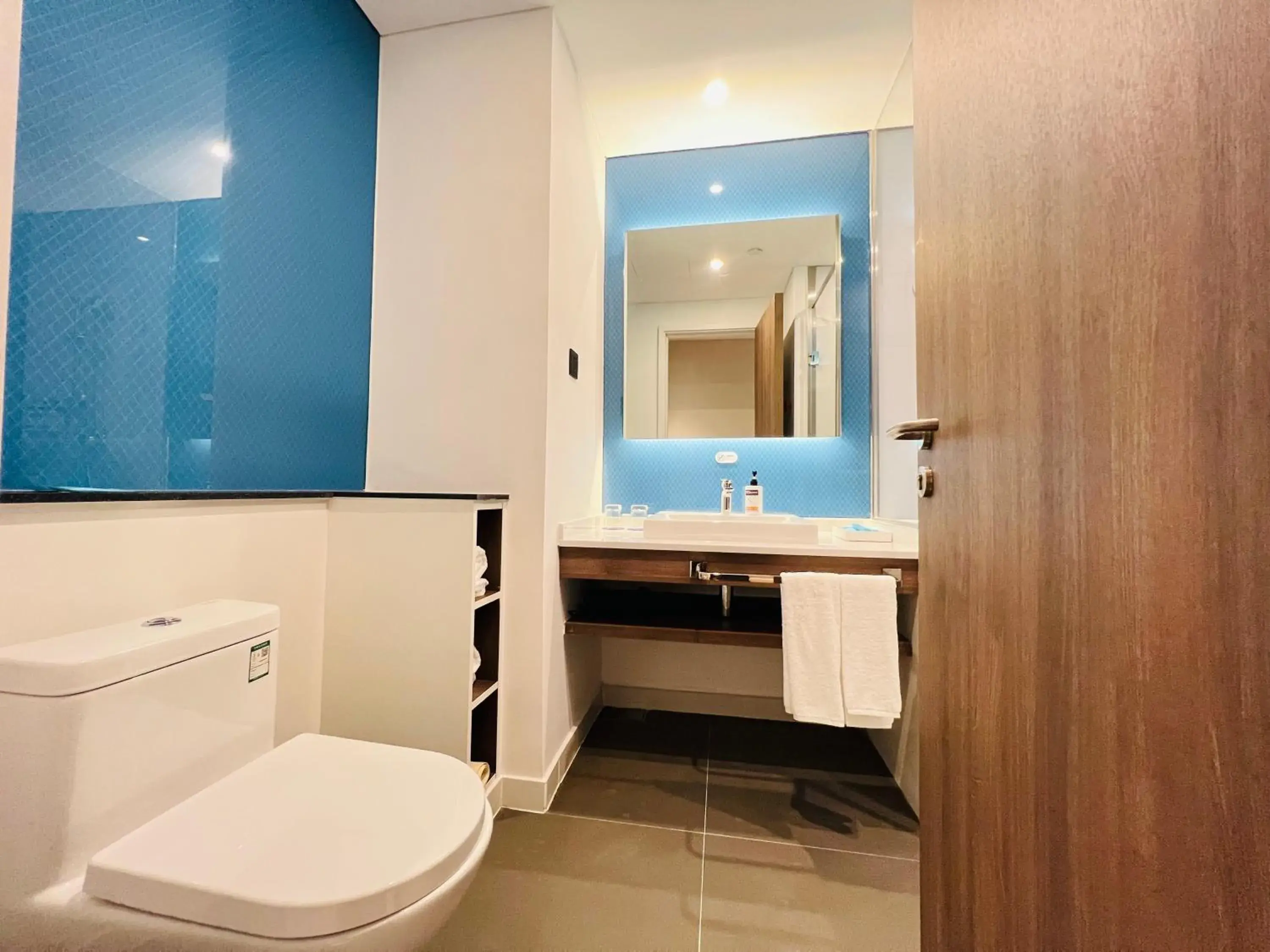 Toilet, Bathroom in Holiday Inn Express Yangjiang City Center, an IHG Hotel