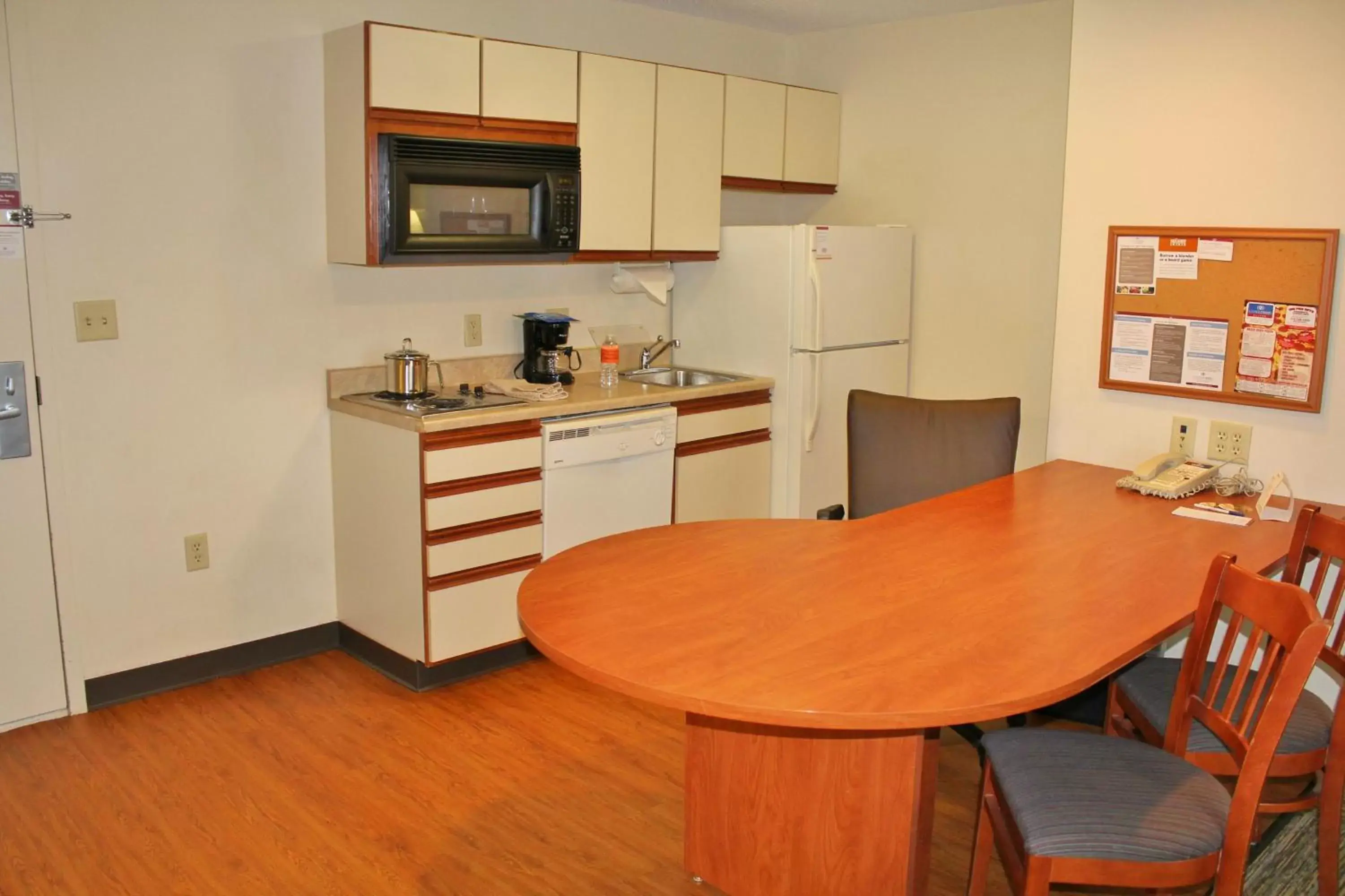 Bedroom, Kitchen/Kitchenette in Candlewood Suites Syracuse-Airport